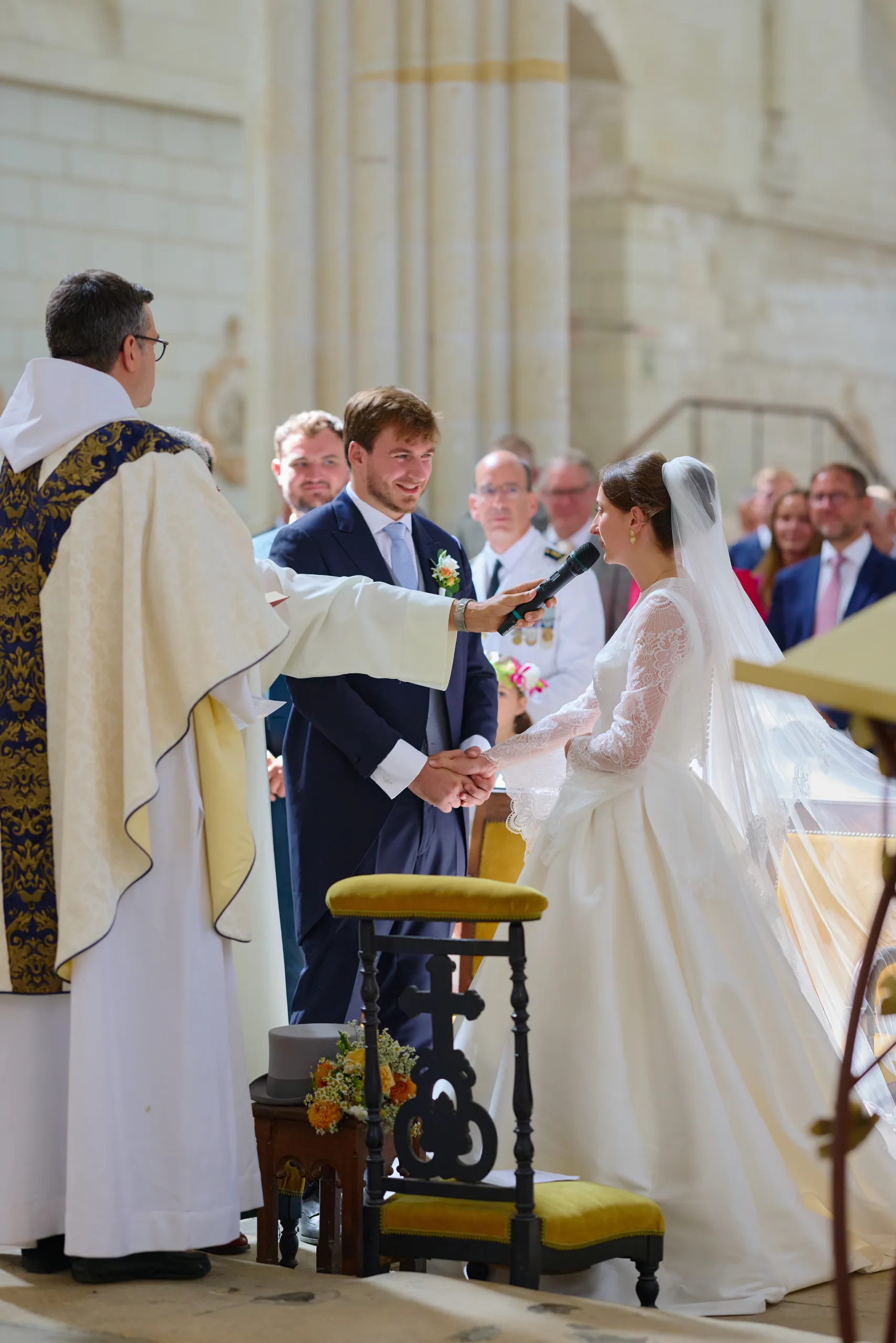 Prêtre conduisant une cérémonie devant les invités