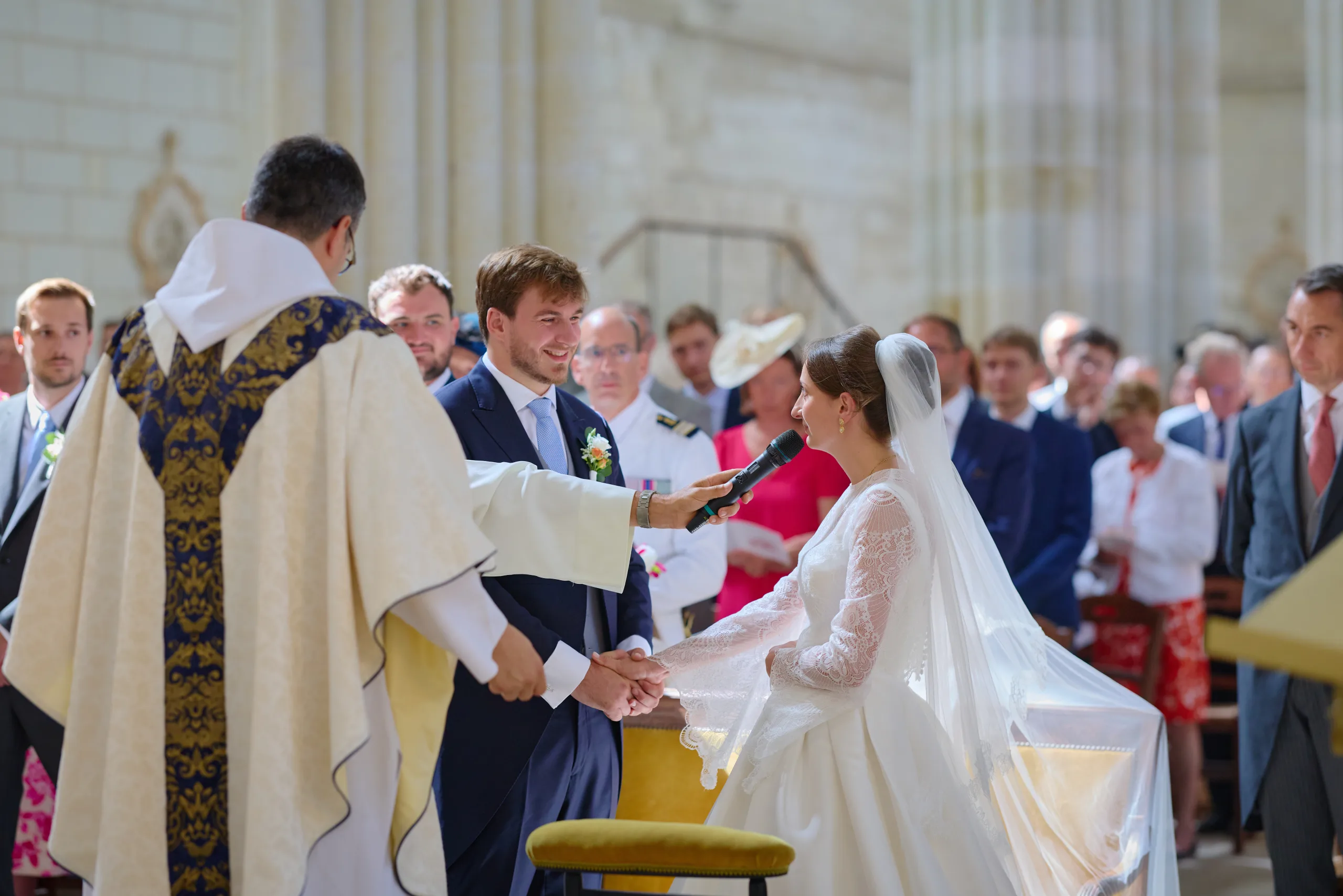 Cérémonie autour de l’autel dans l’église