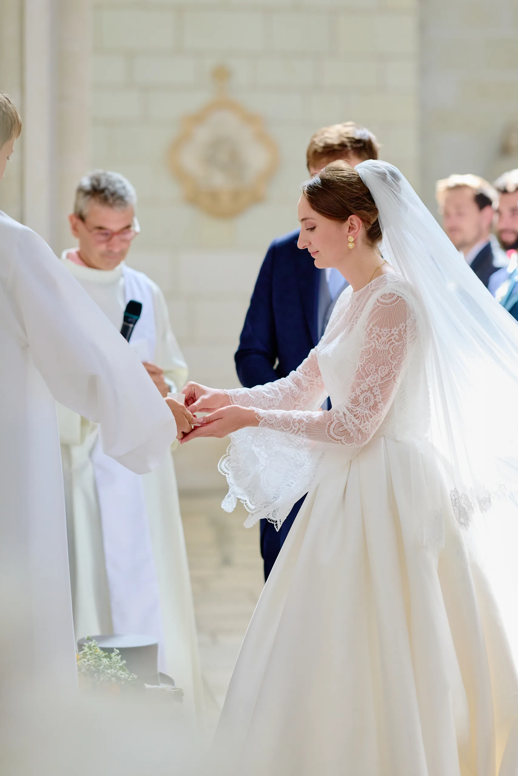 Prêtre face à une femme en robe blanche