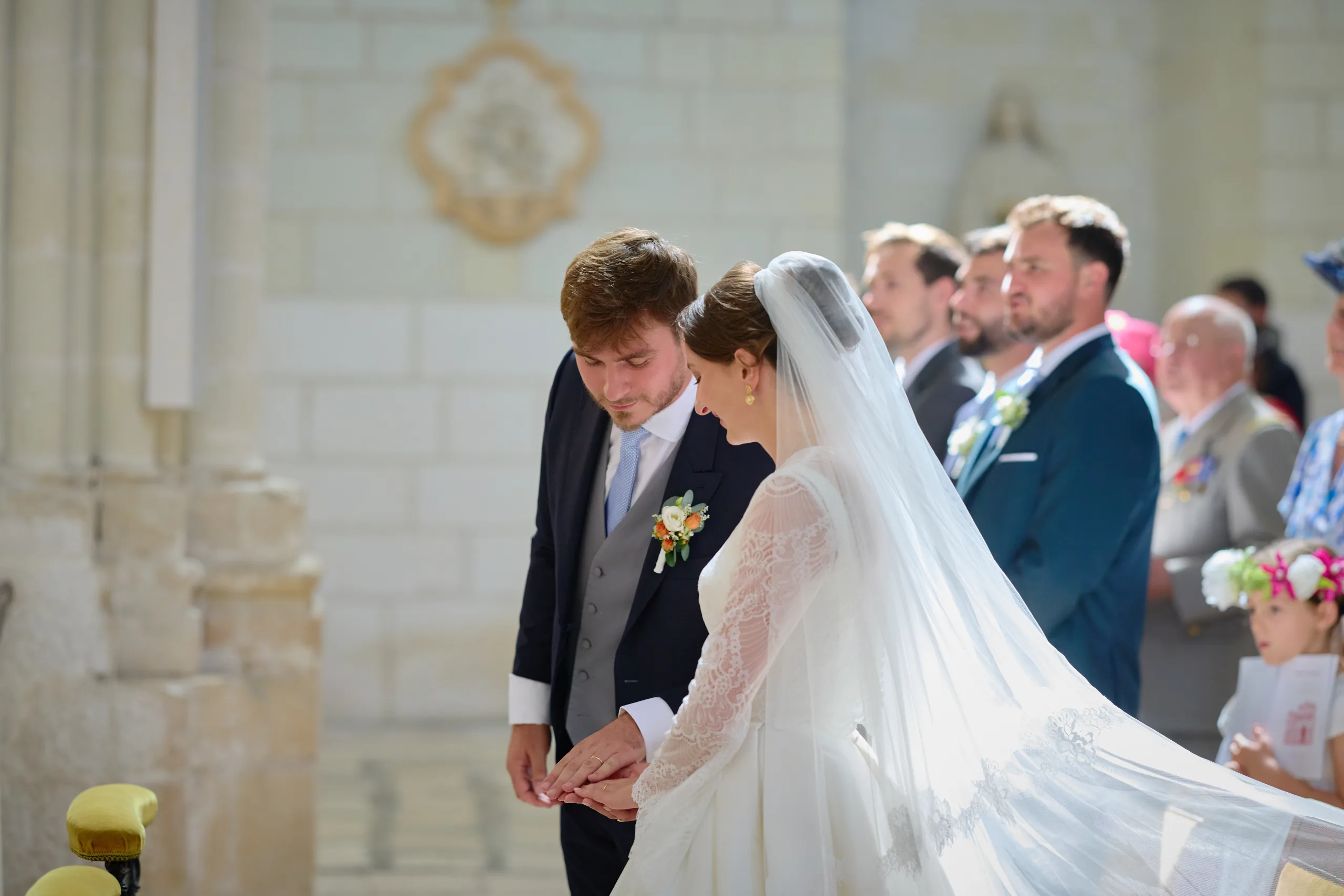 Homme signant un document près d’une femme en robe blanche