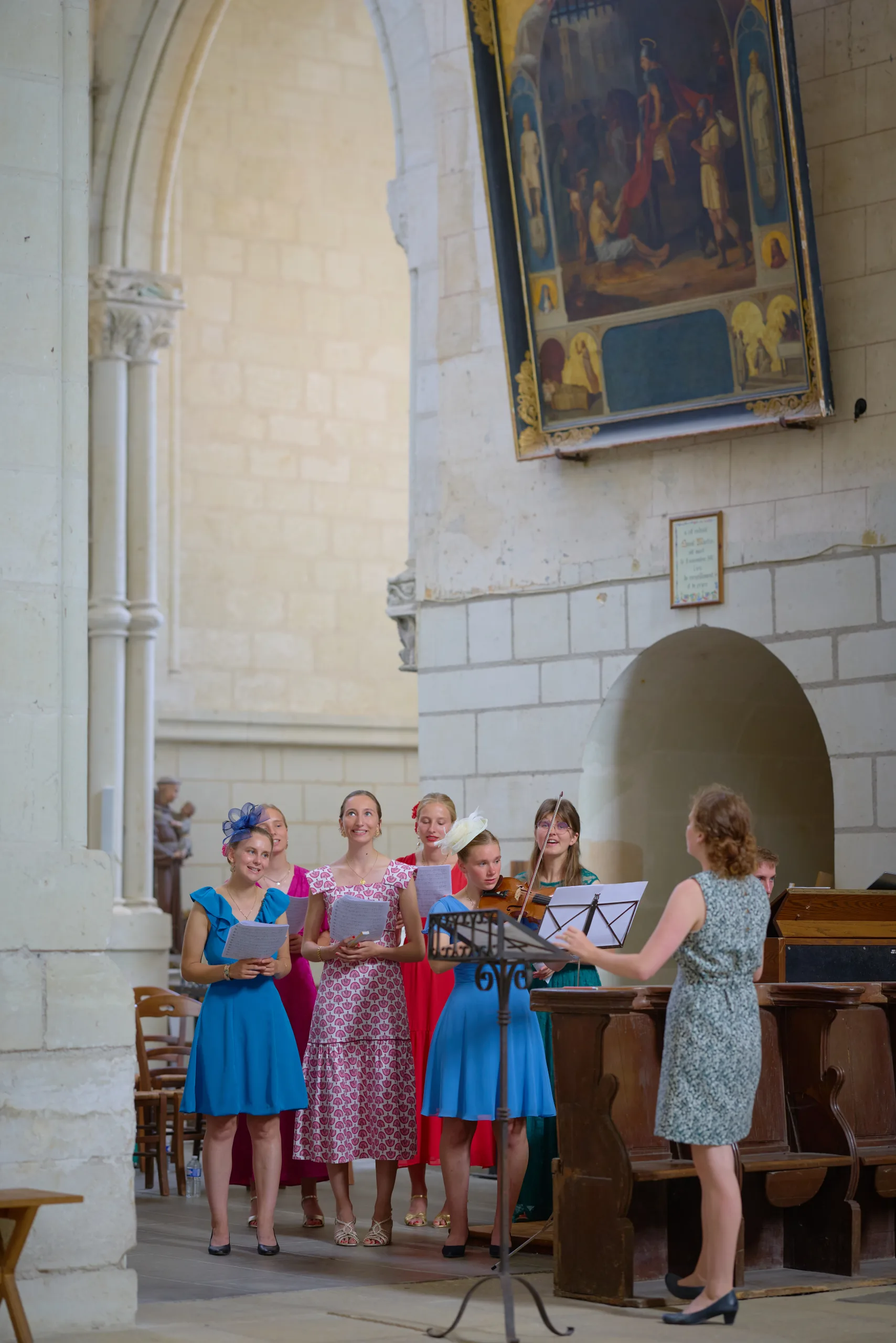 Groupe de femmes près de l’entrée de l’église