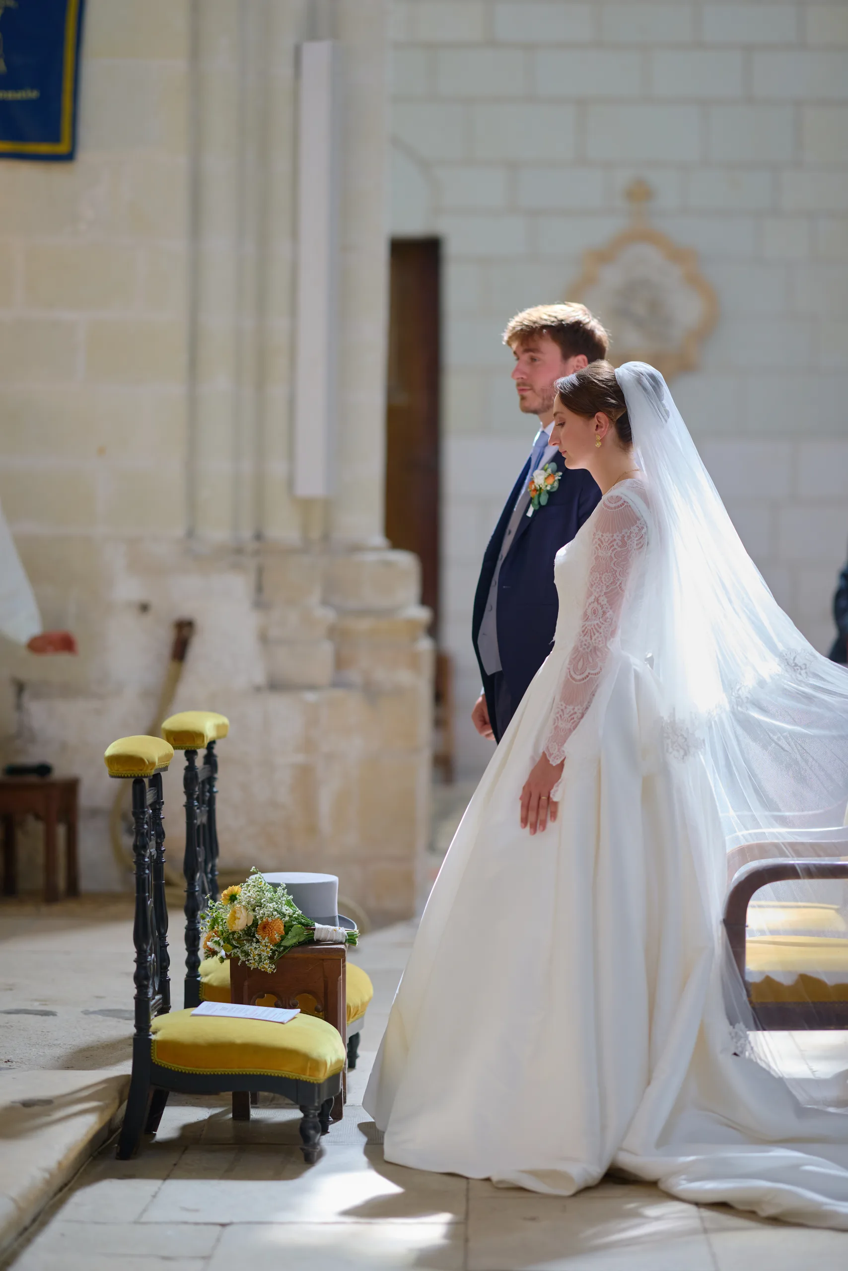 Femme en robe blanche près d’une chaise devant l’autel