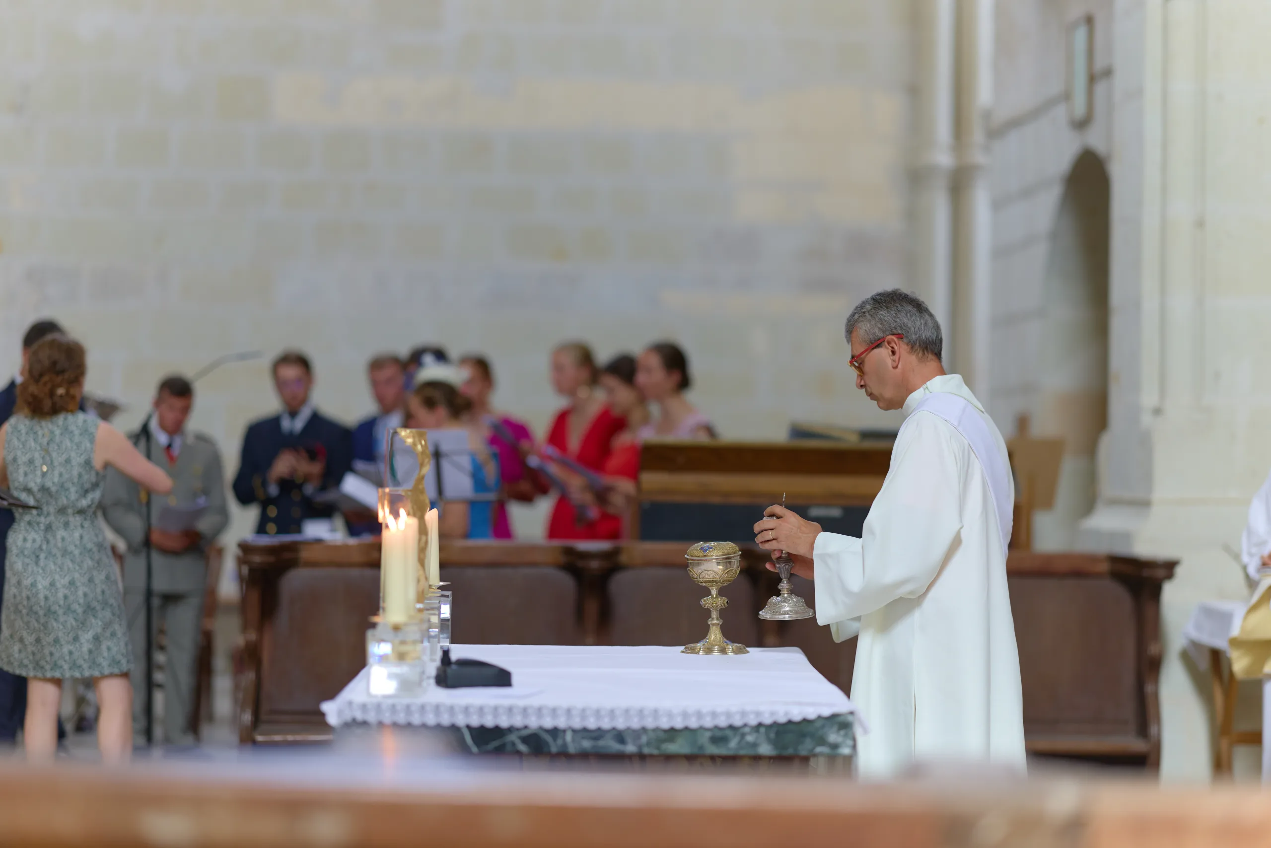 Prêtre penché au-dessus de la table d’autel