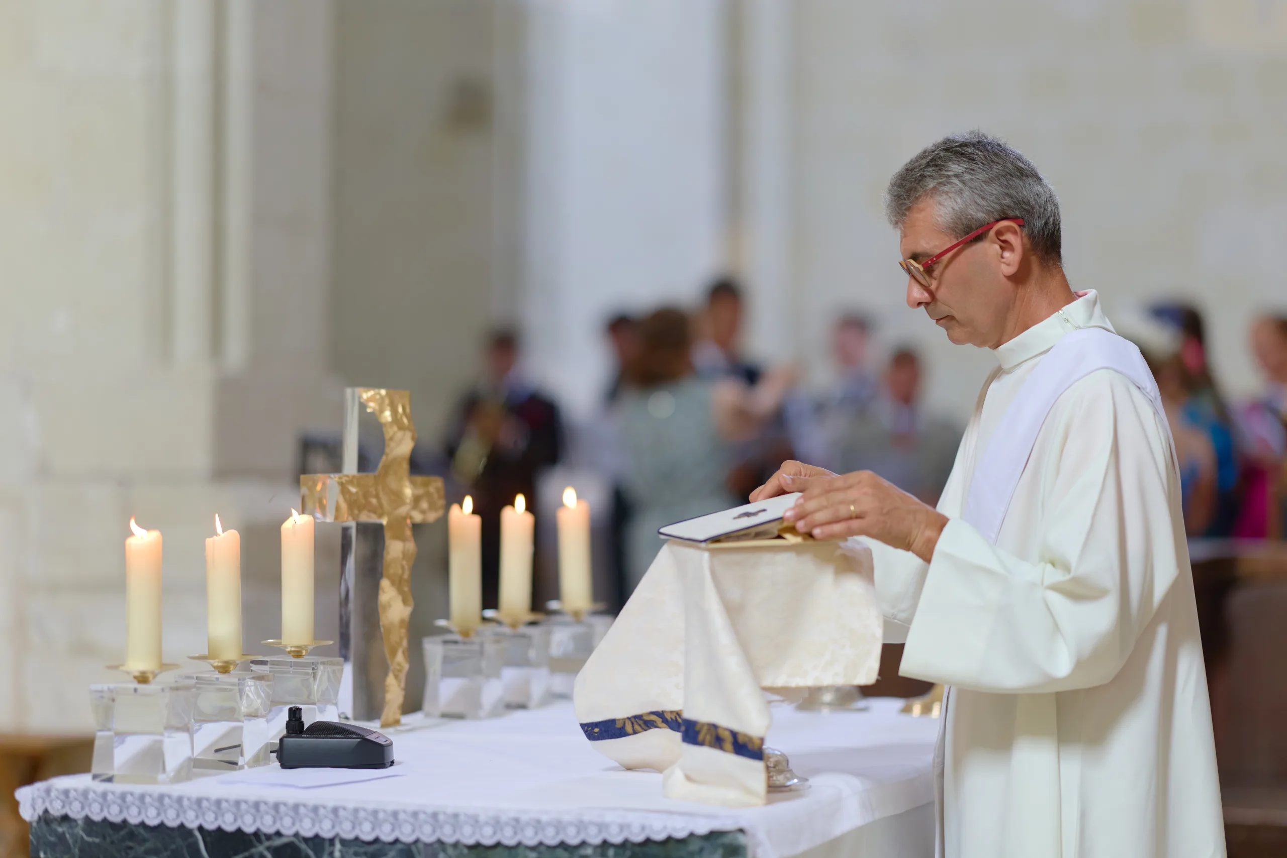 Prêtre officiant derrière la table d’autel