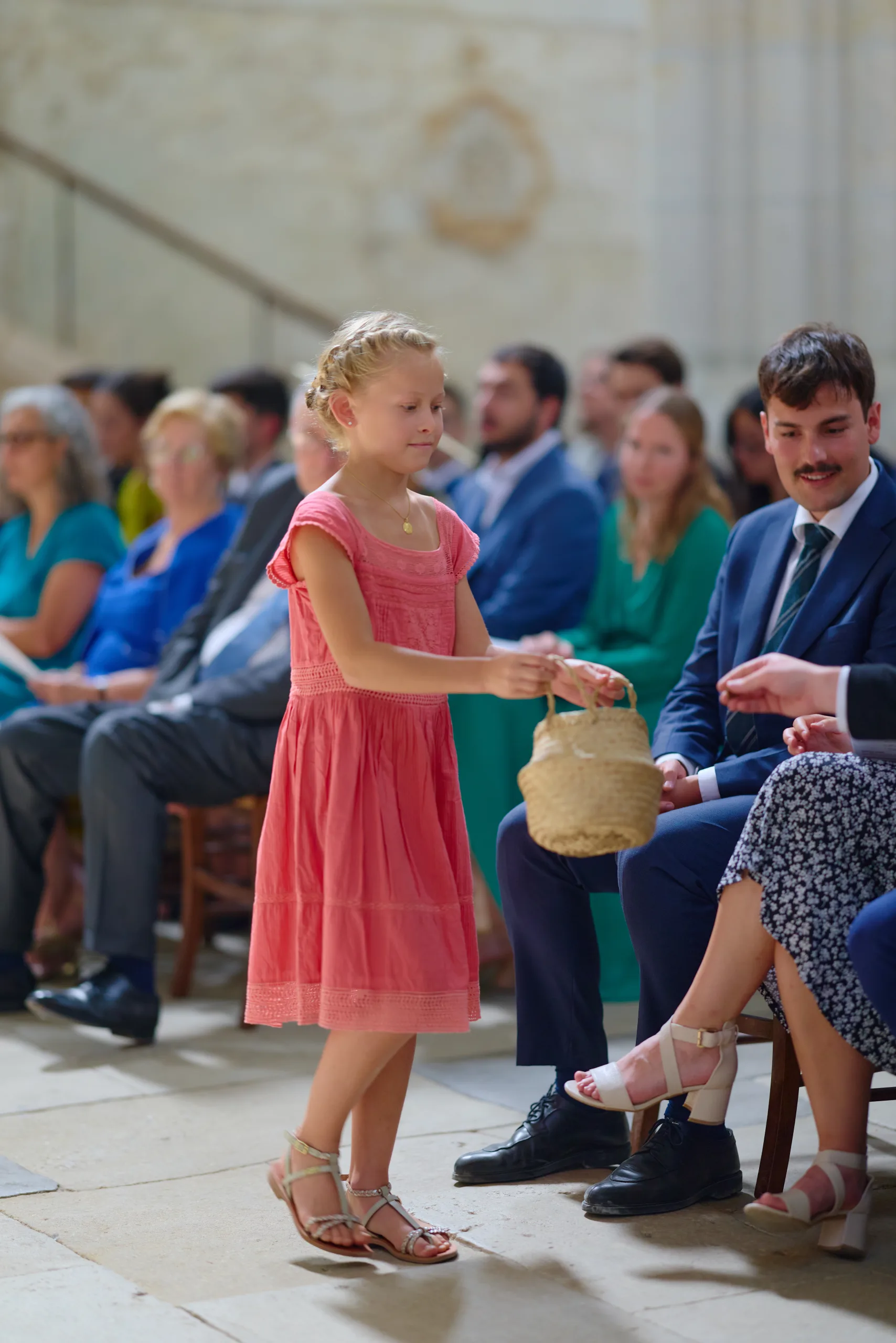 Femme et enfants dans l’allée de l’église