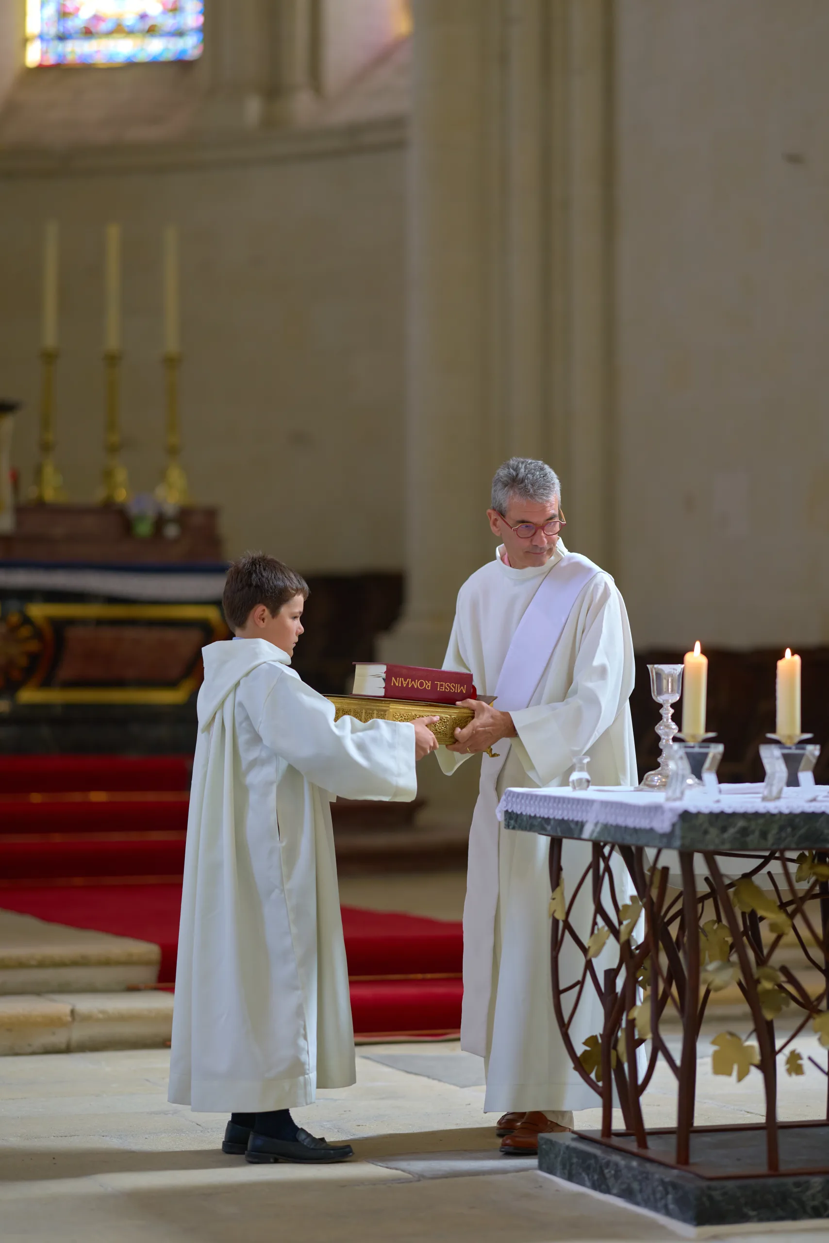 Prêtres réunis à l’autel pendant la cérémonie