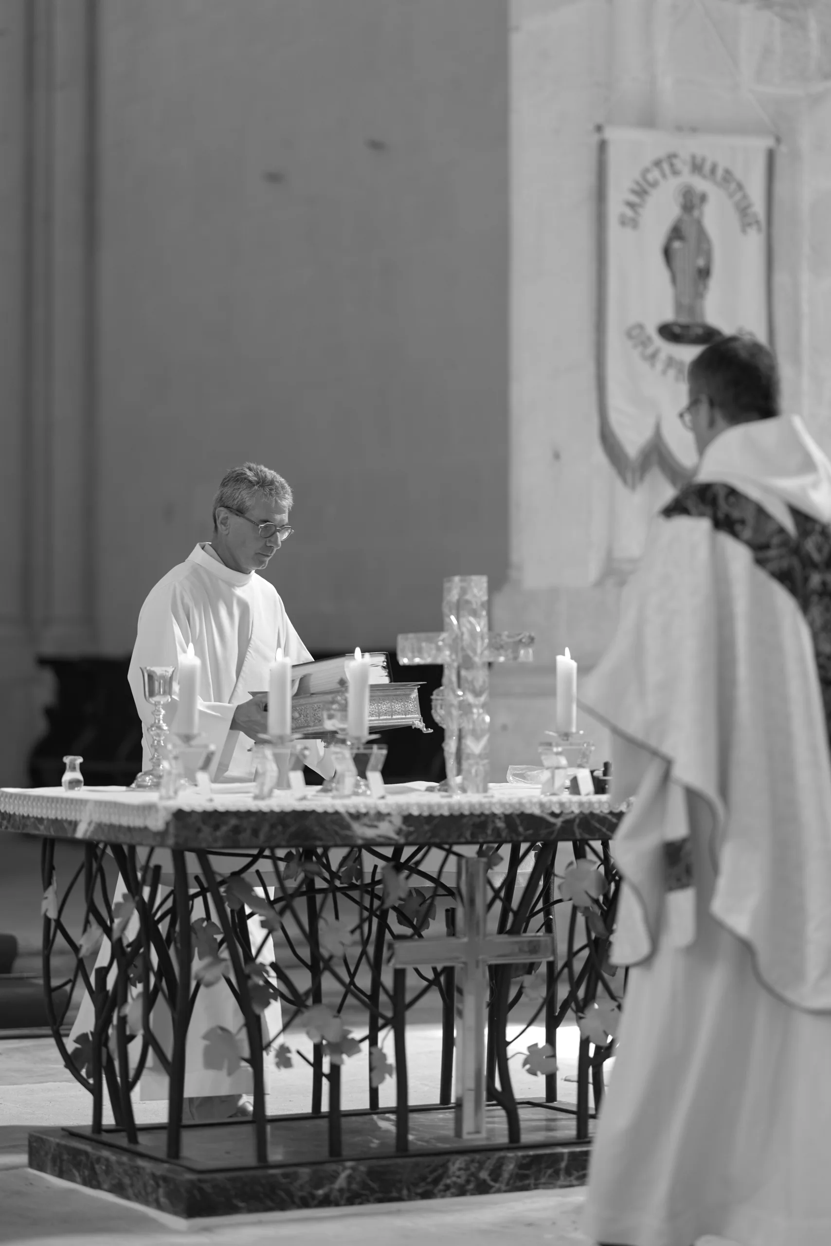 Prêtres célébrant la messe, en noir et blanc