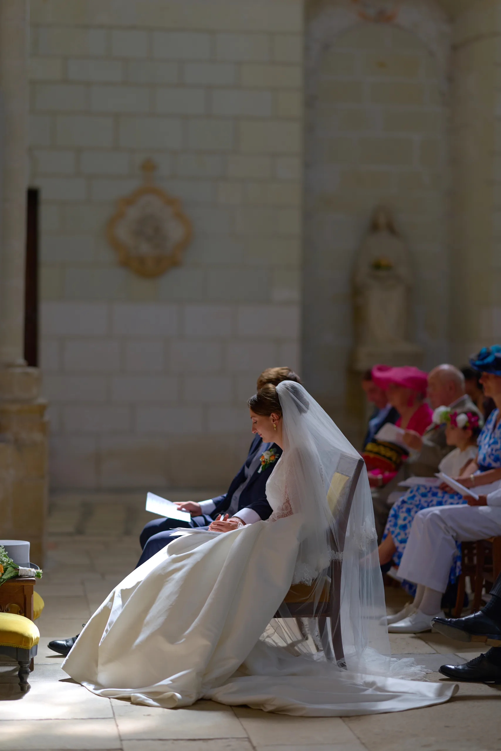 Femme en robe blanche agenouillée dans l’église