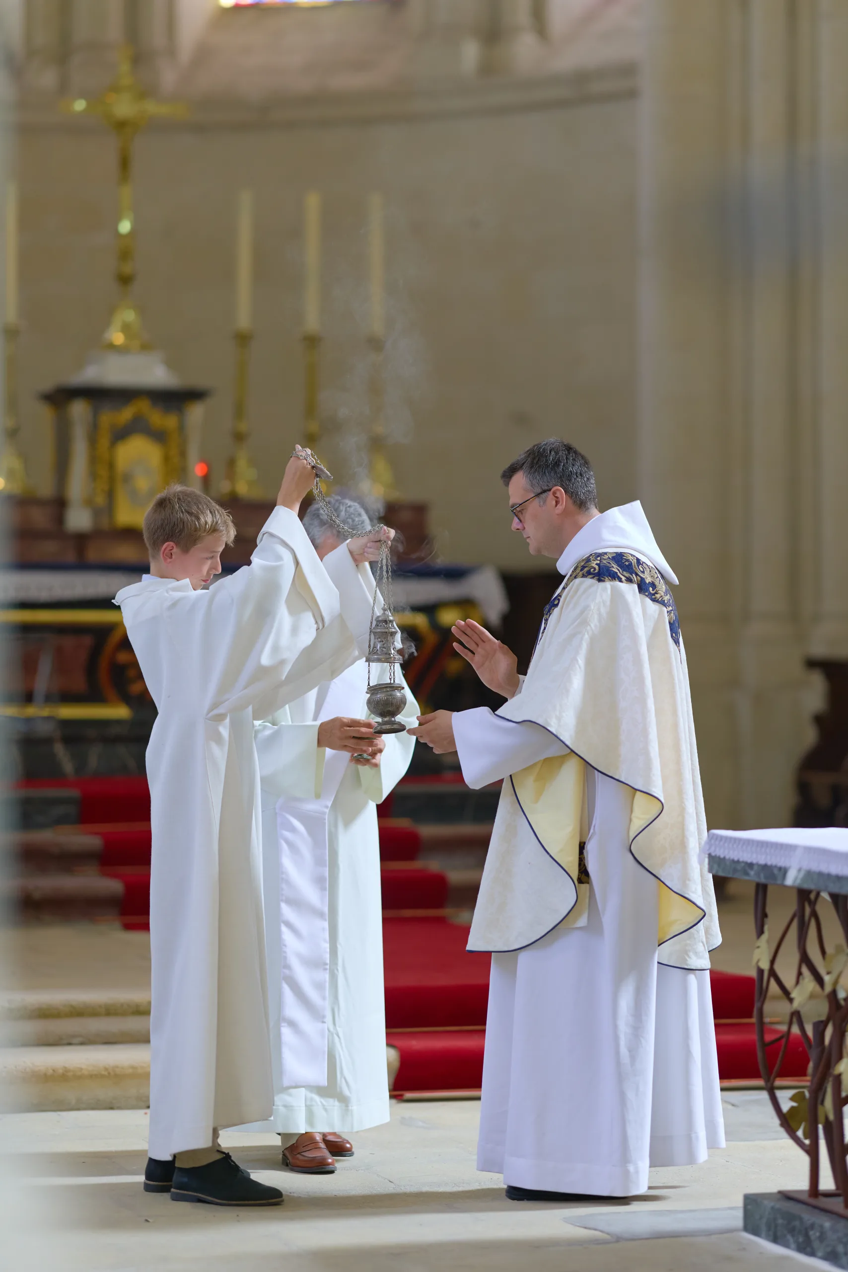 Deux prêtres célébrant la messe