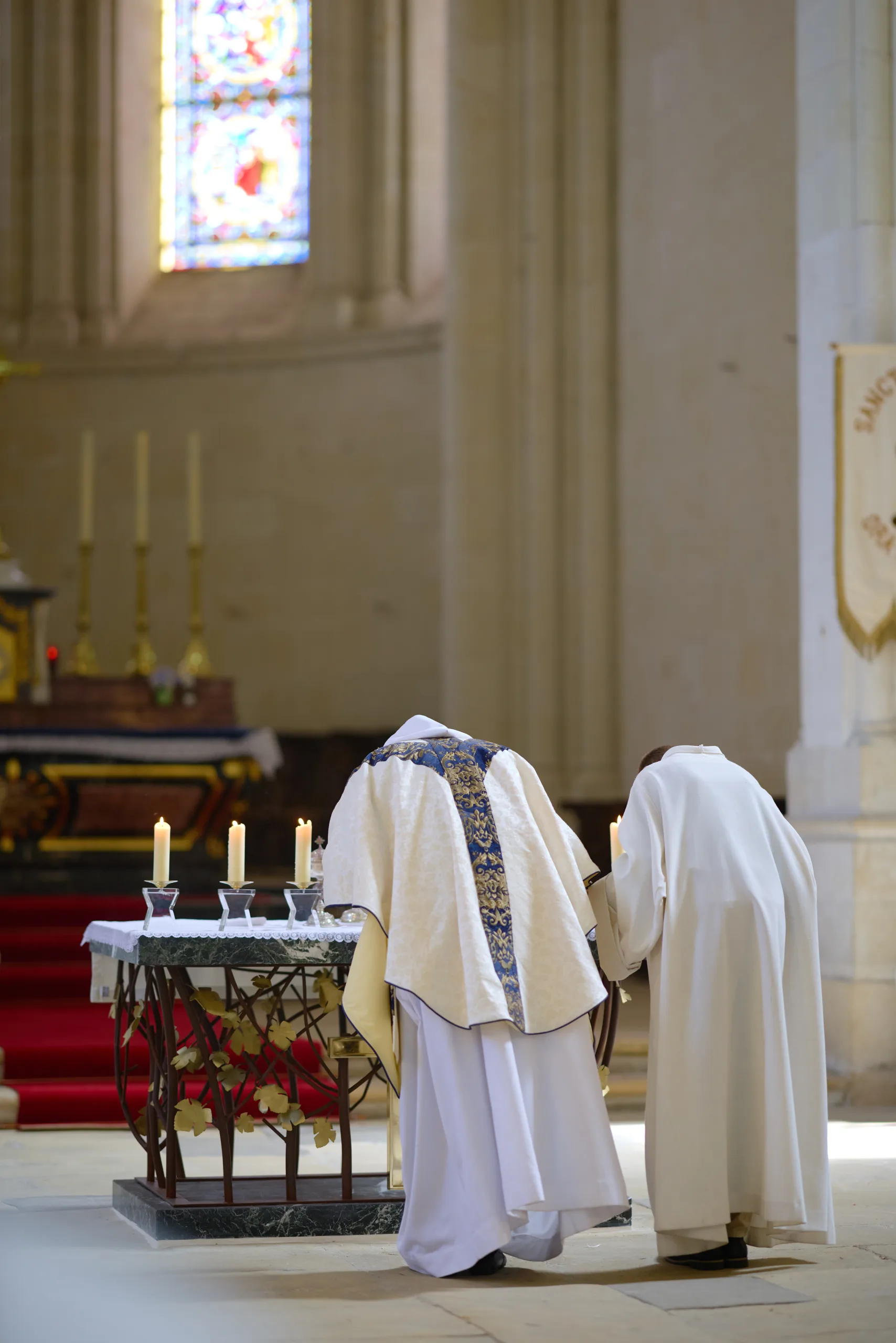 Prêtres penchés au-dessus de l’autel