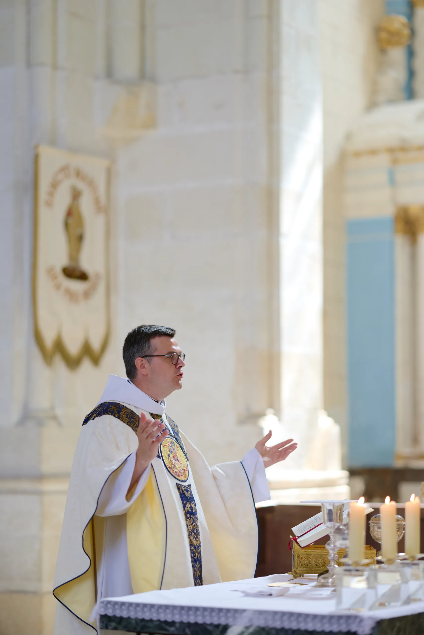 Prêtre officiant près de l’autel