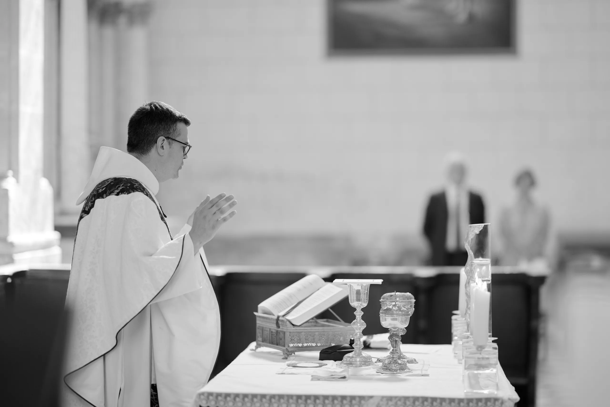 Prêtre à l’autel, en noir et blanc