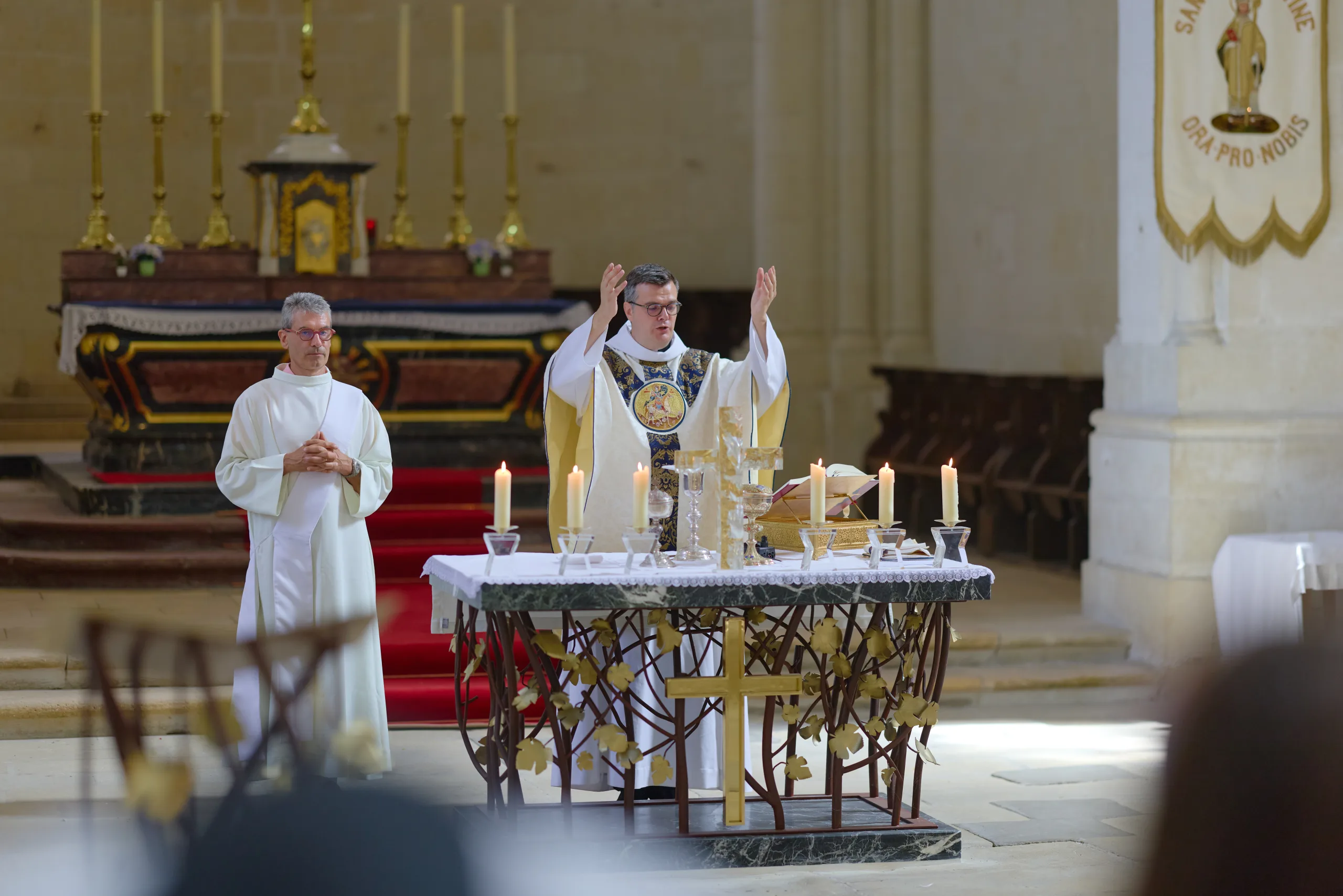 Prêtres célébrant la messe devant les invités