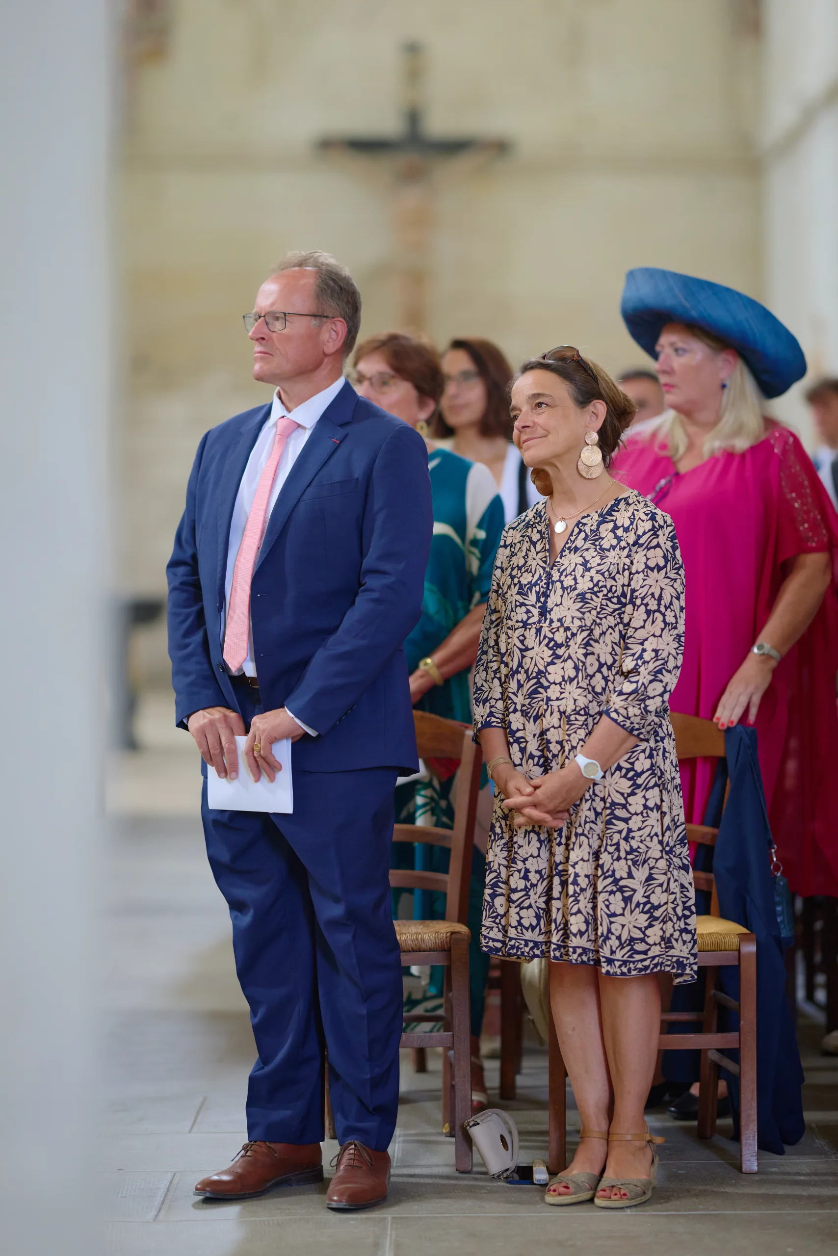 Les invités debout dans l’église