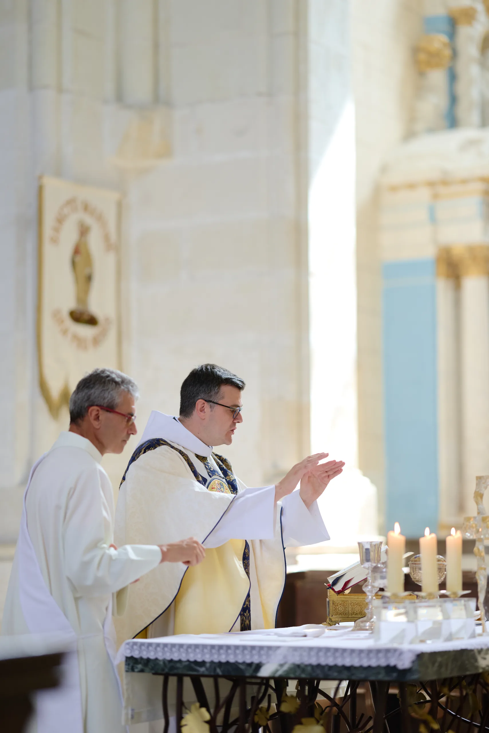 Prêtres officiant devant l’autel
