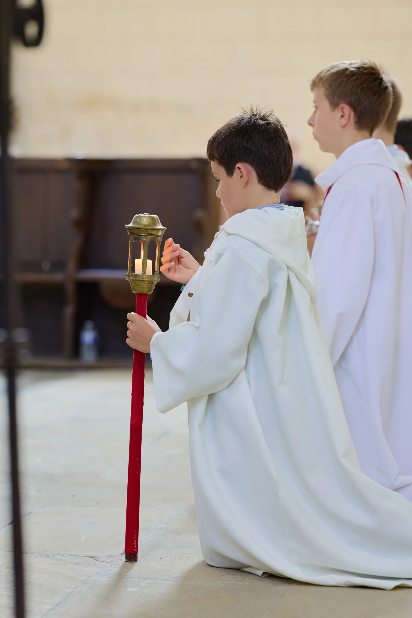 Enfants tenant un cierge dans l’église