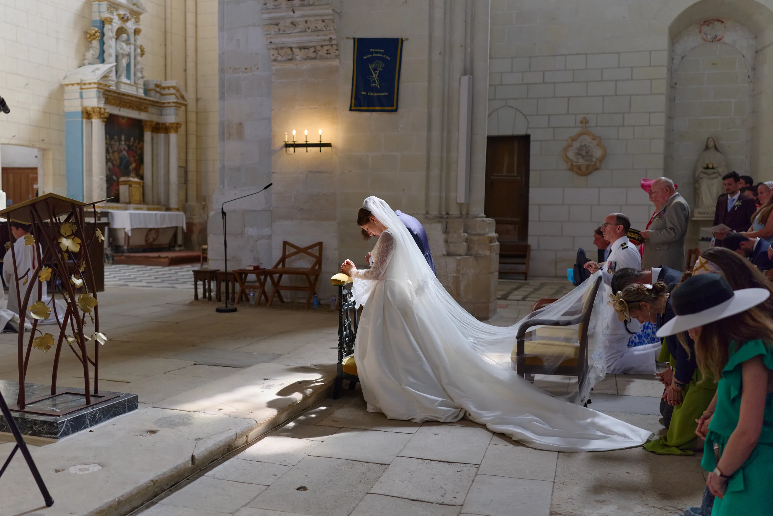 Cérémonie de mariage dans la nef de l’église