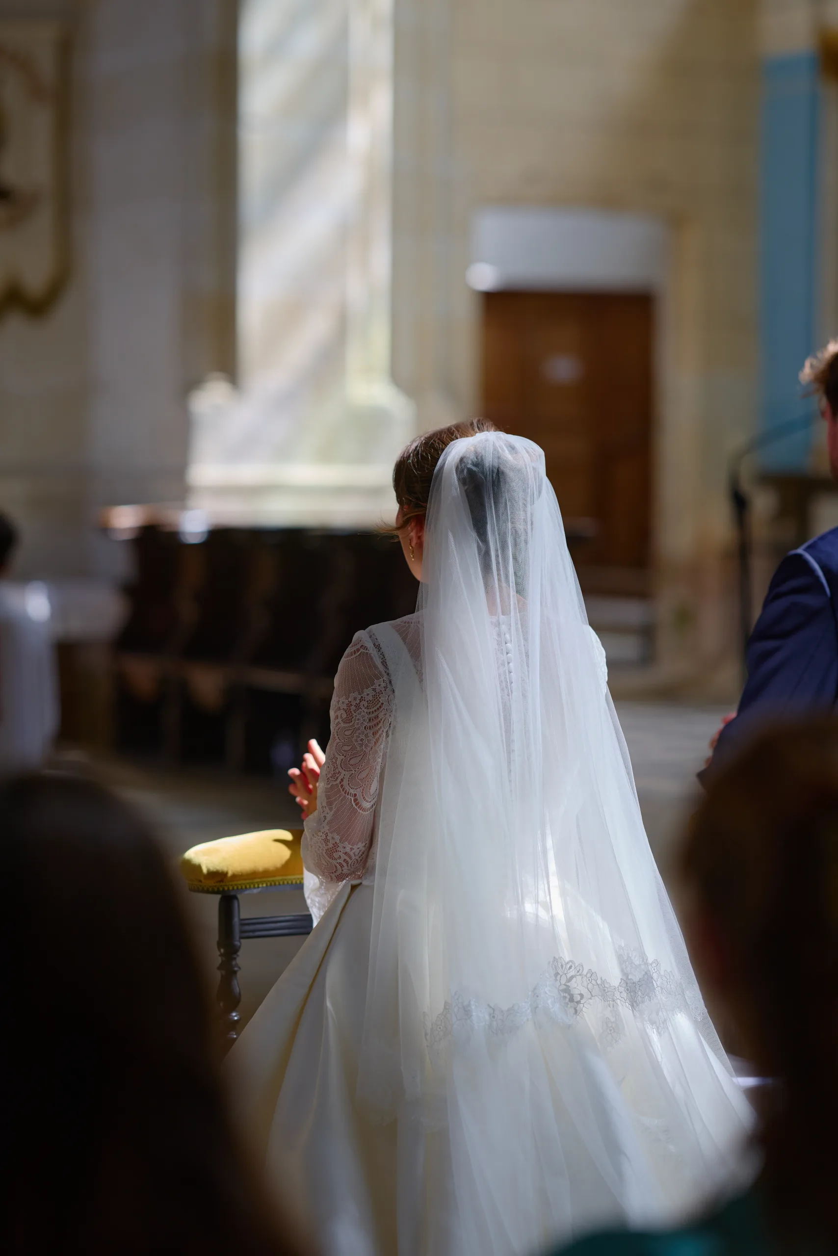 Femme en robe blanche avançant dans la nef