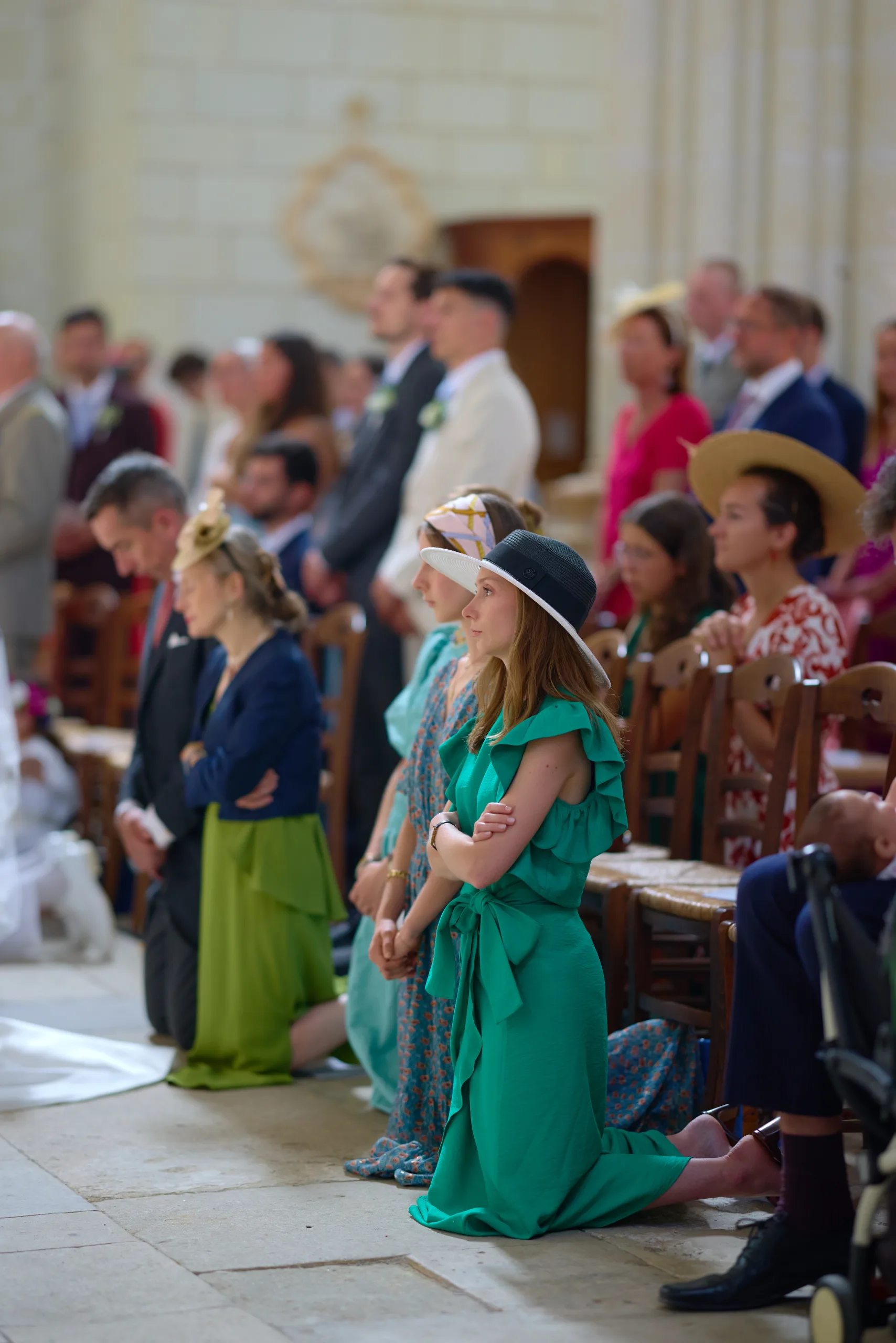 Invités assis dans l’église