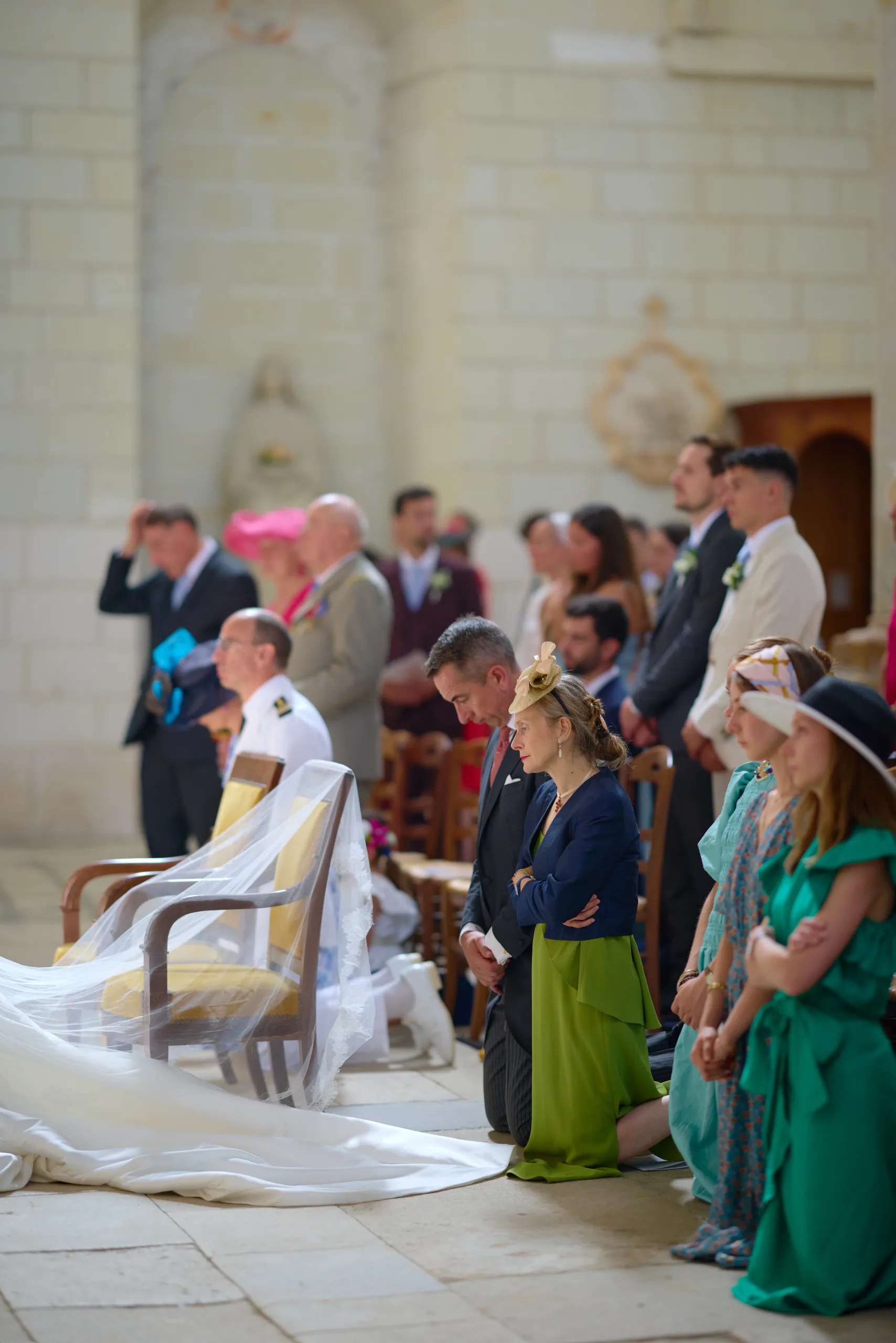 Invités assis le long du mur de l’église