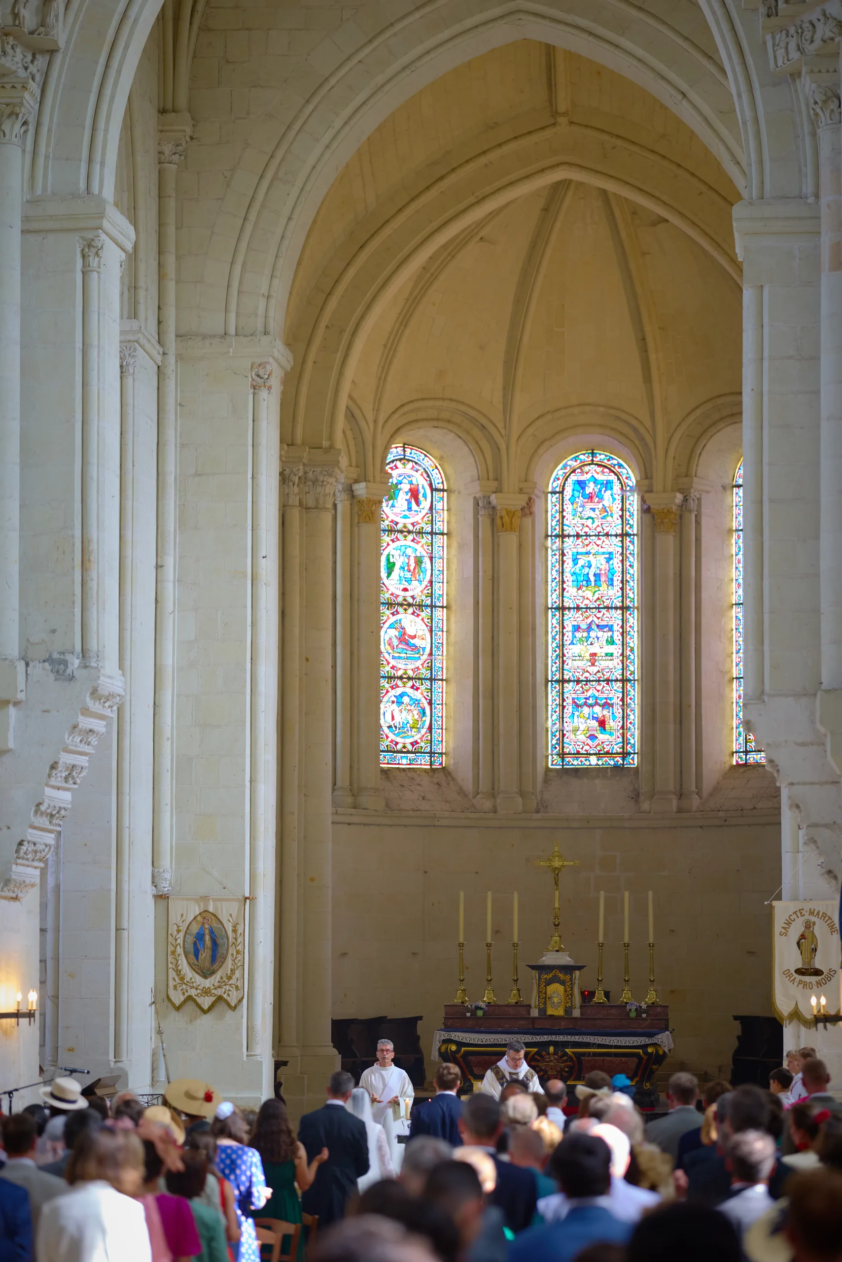 Invités assis dans l’église