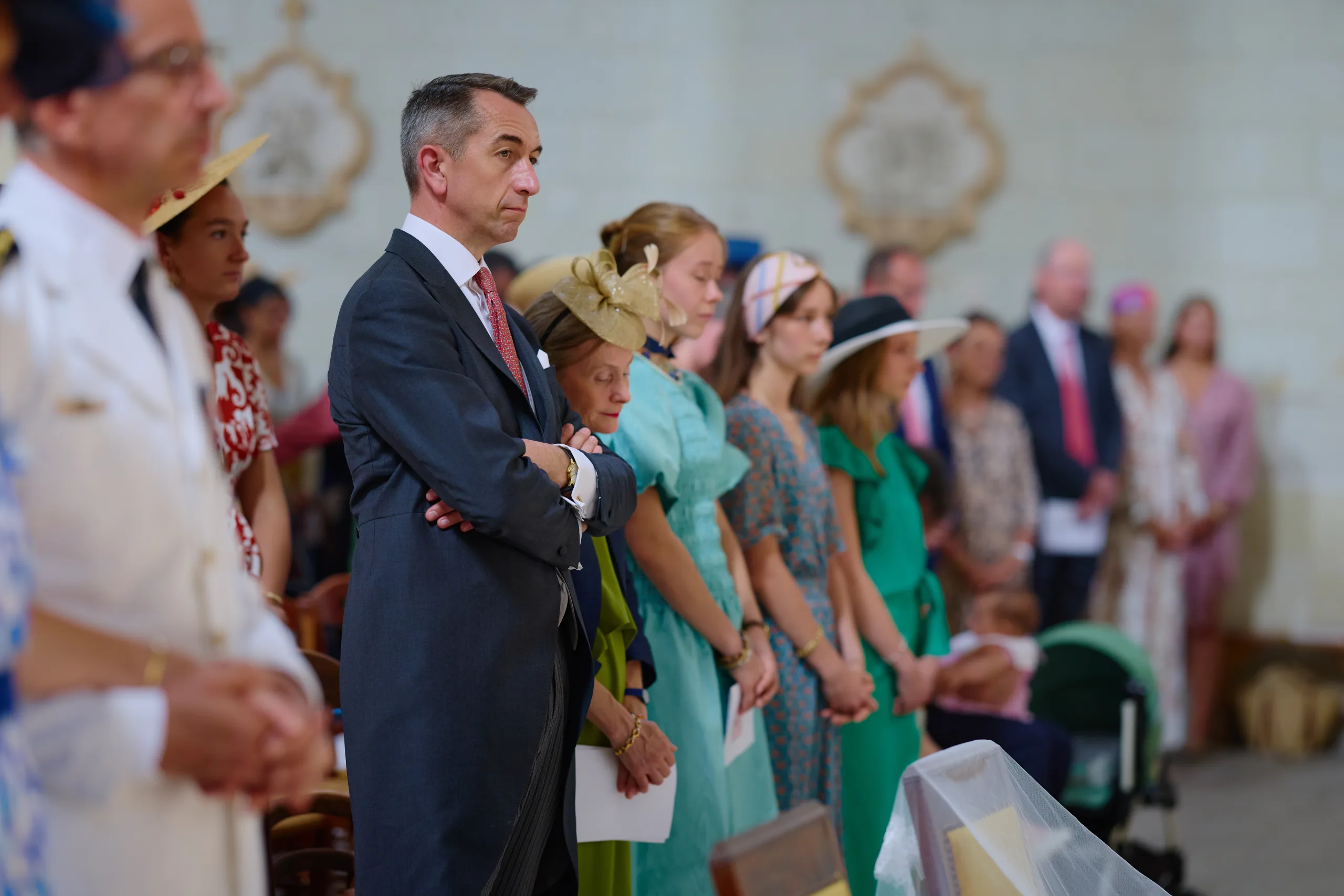 Invités debout dans l’allée pendant la cérémonie