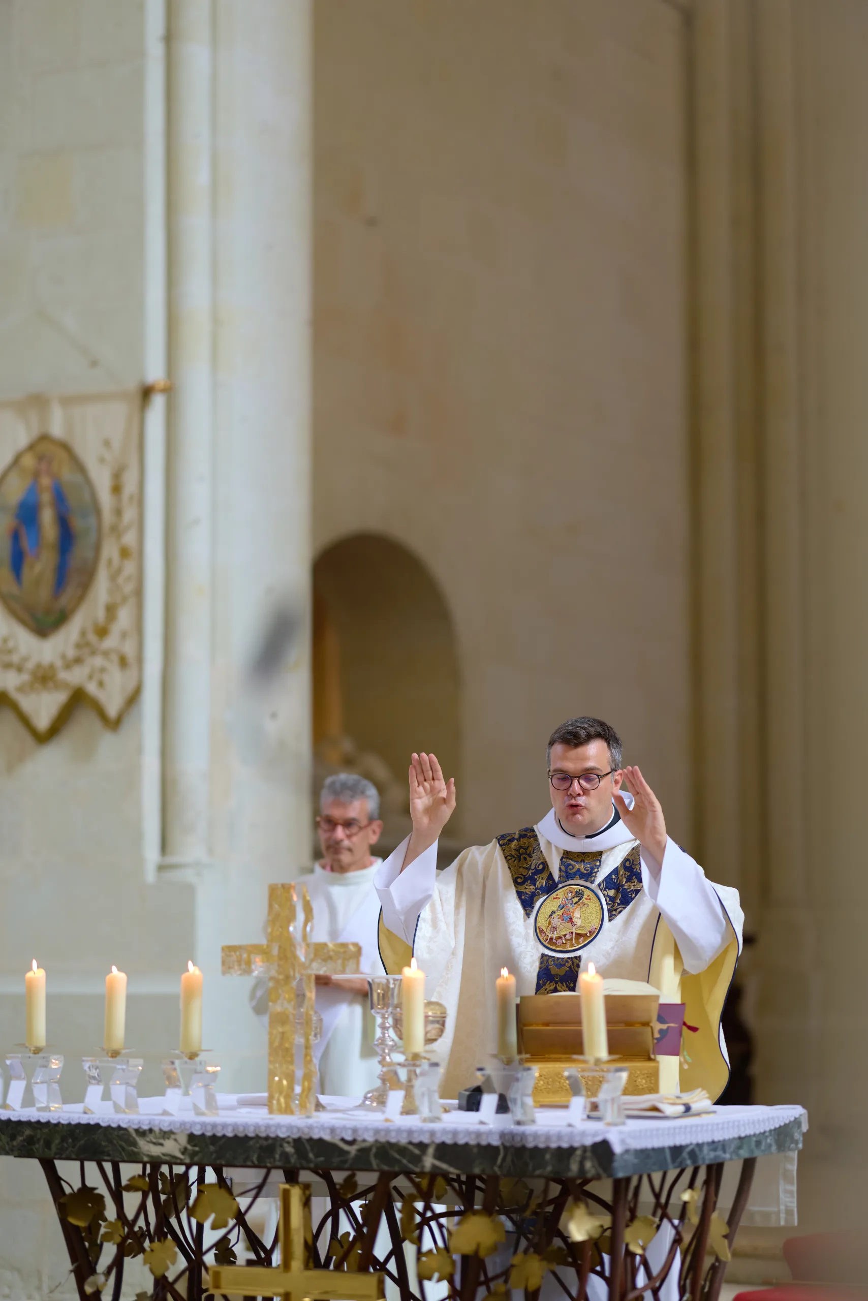 Prêtre célébrant la messe à l’autel