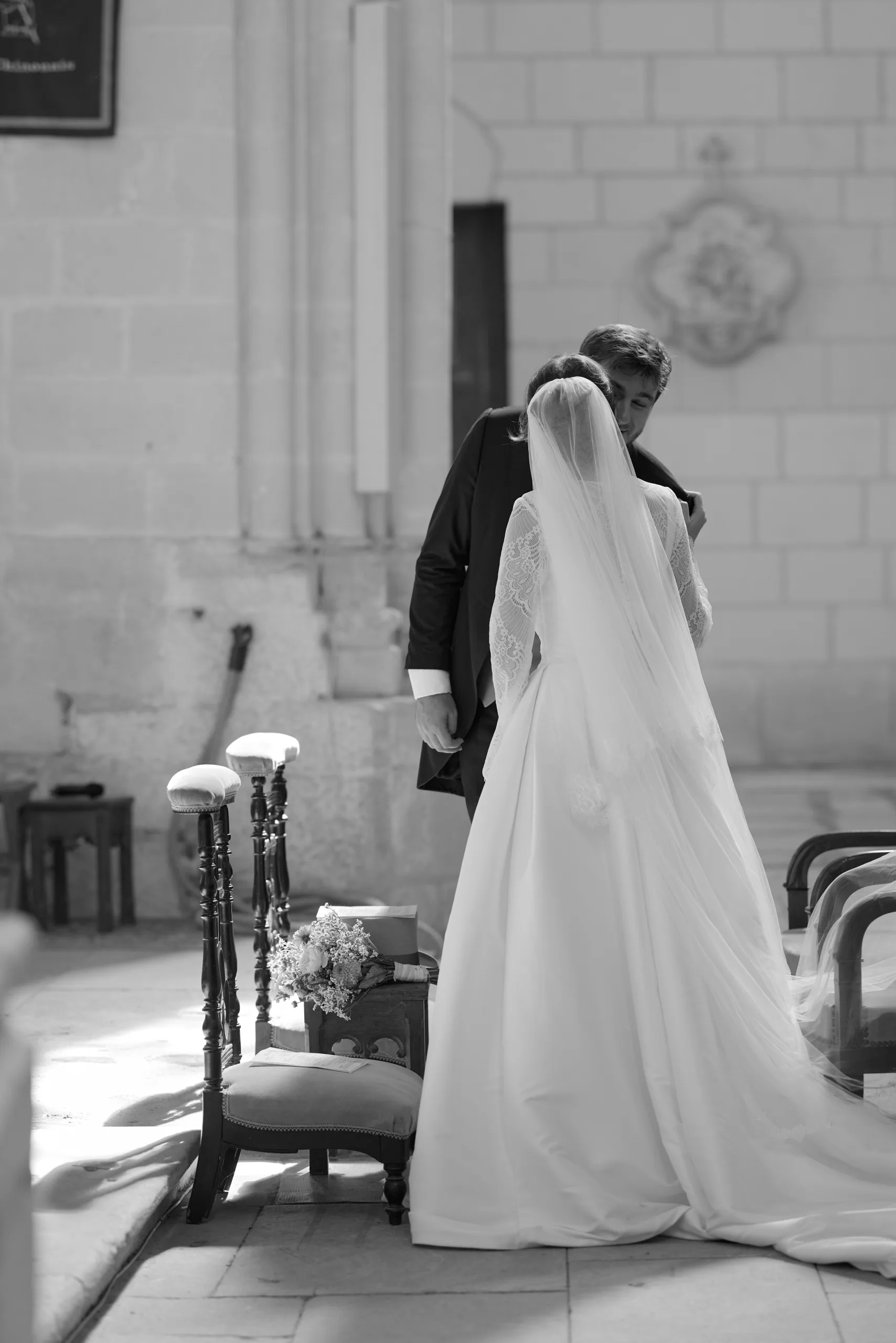 Femme en robe blanche devant l’autel, en noir et blanc