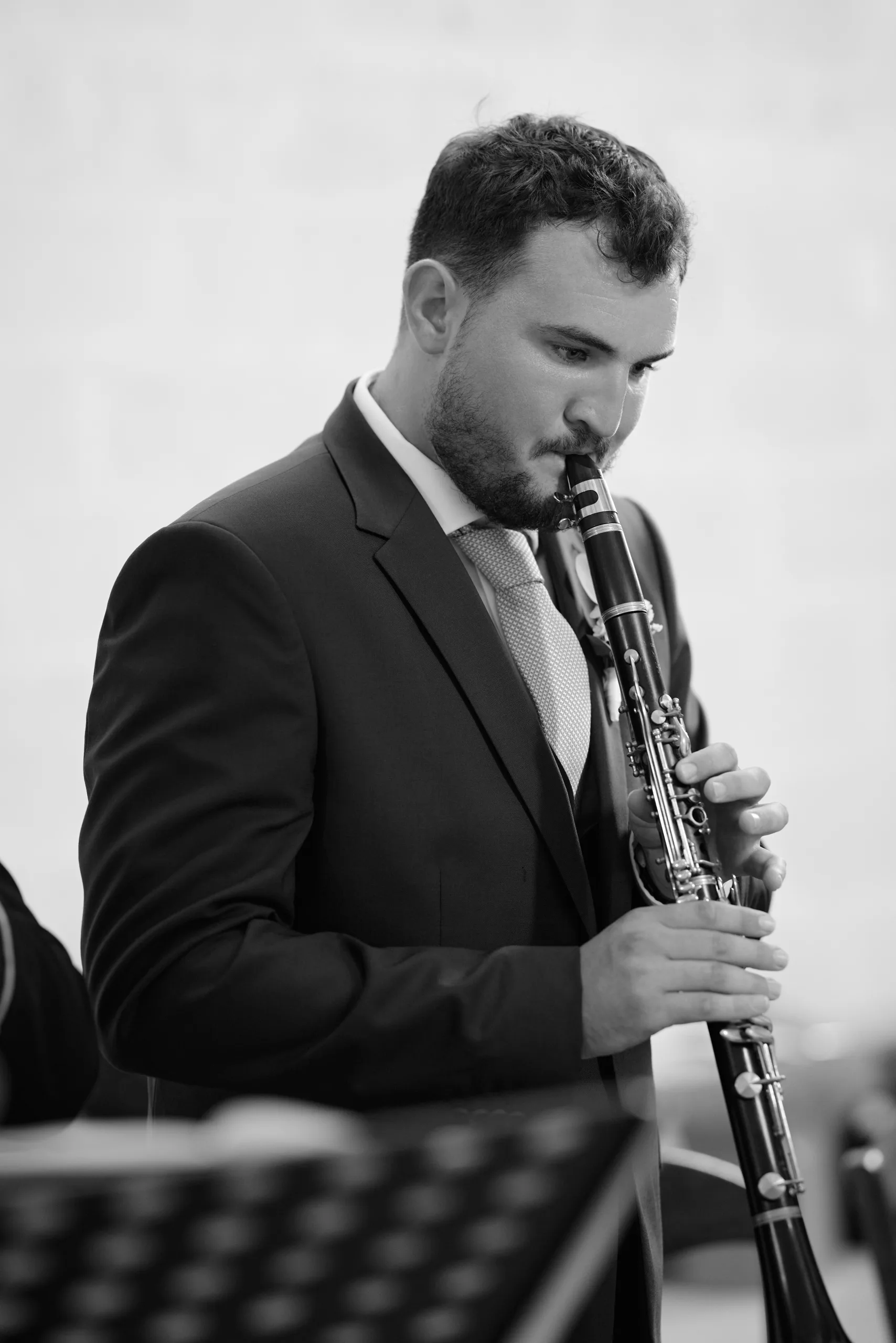 Musicien jouant du saxophone, en noir et blanc