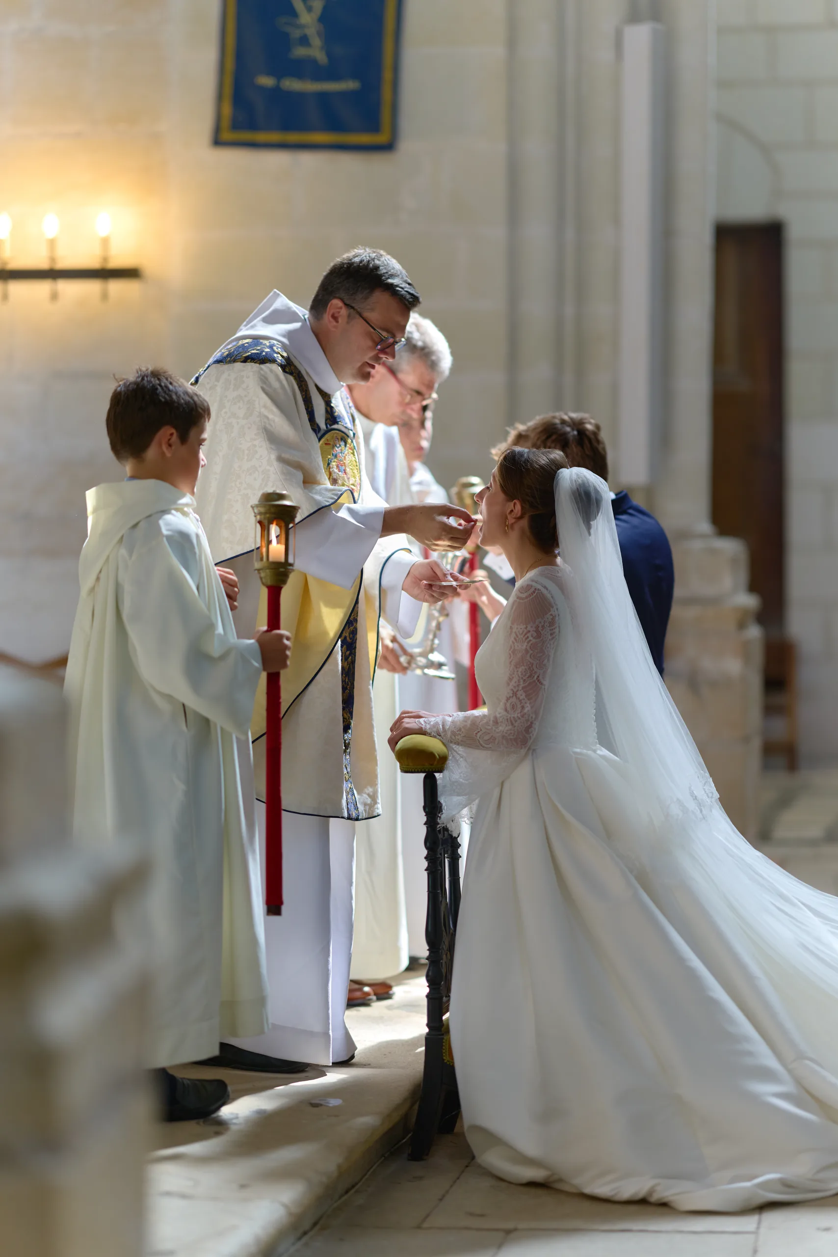 Prêtres célébrant la cérémonie devant les invités