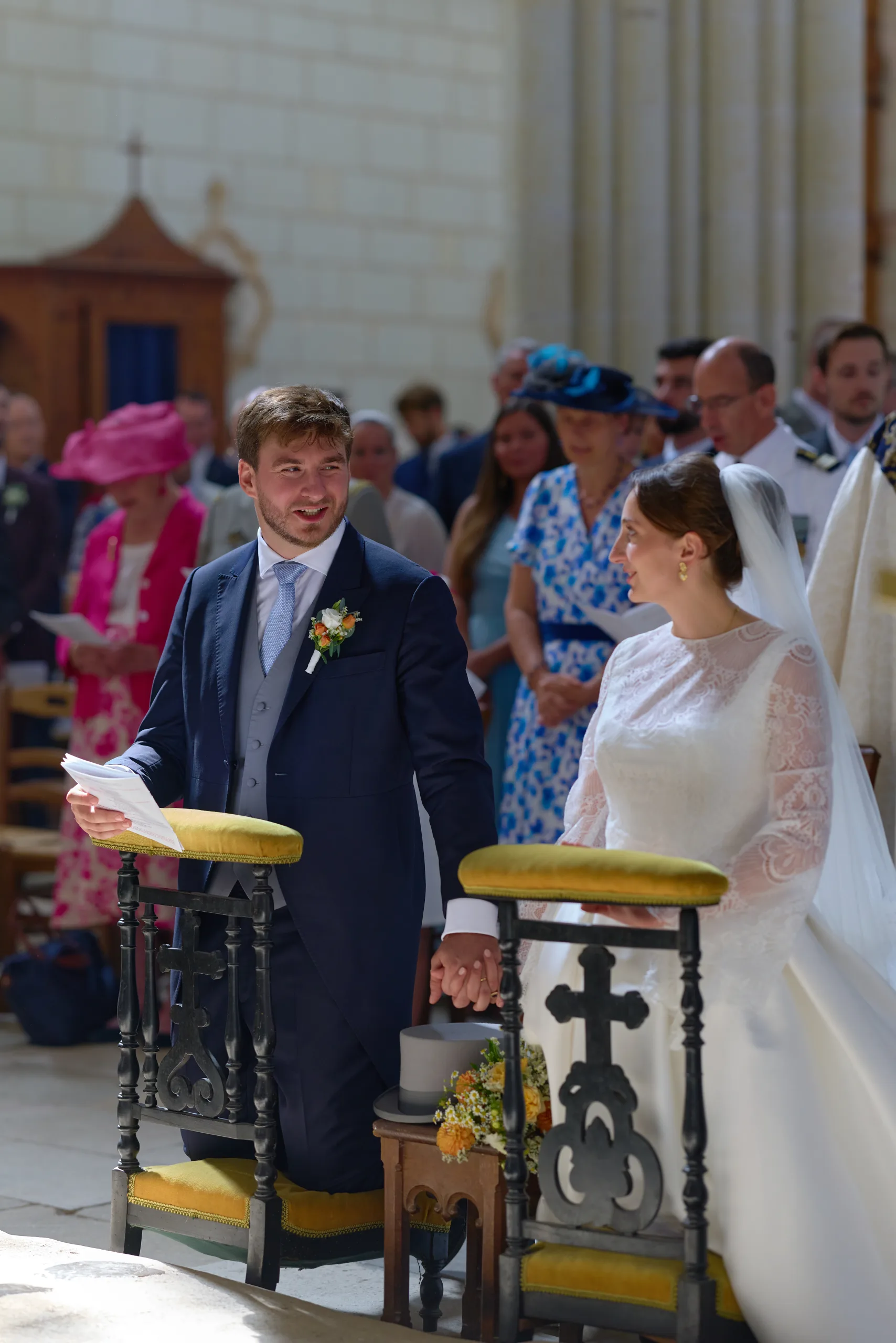 Invités assis dans l’église