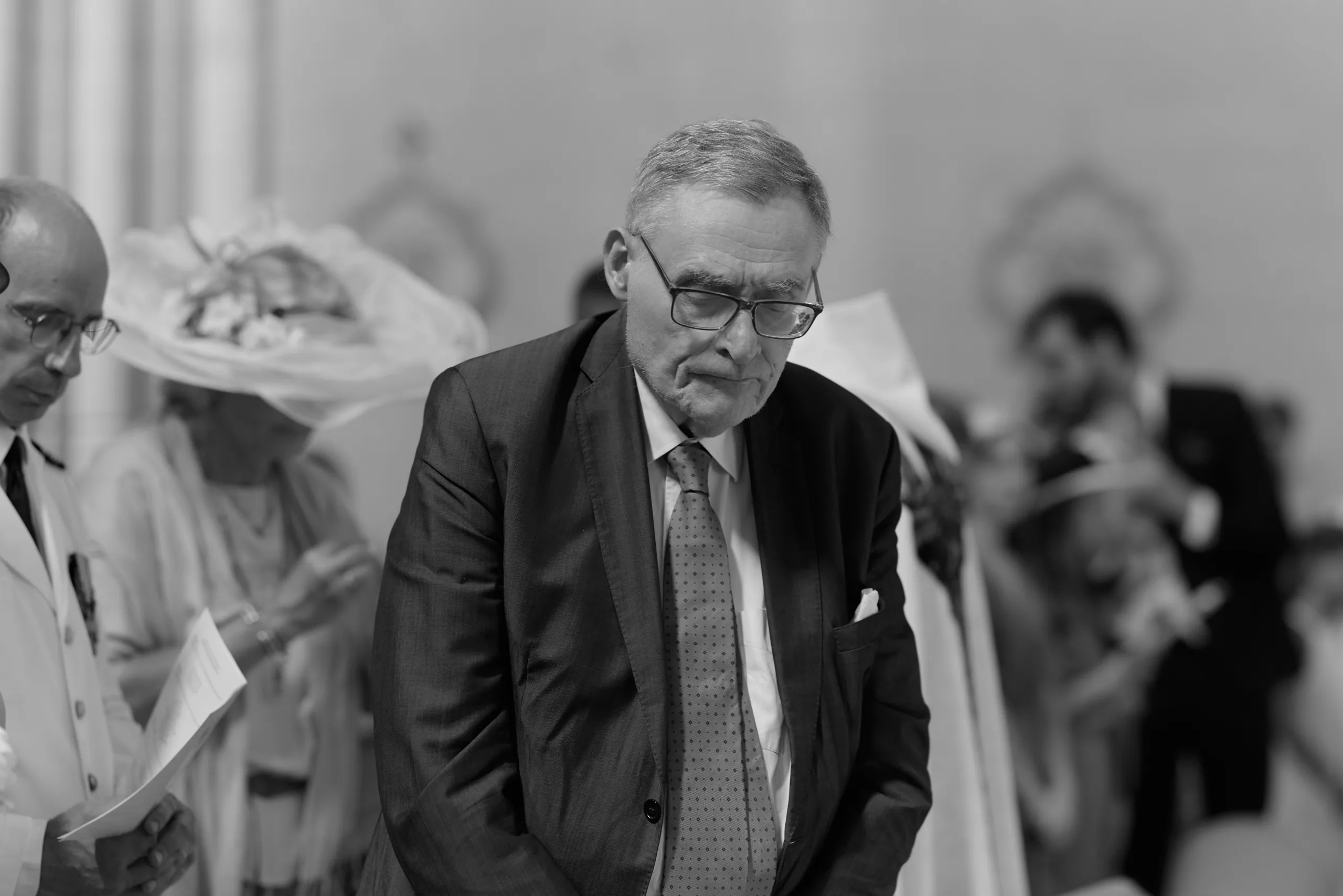 Homme âgé entrant dans l’église