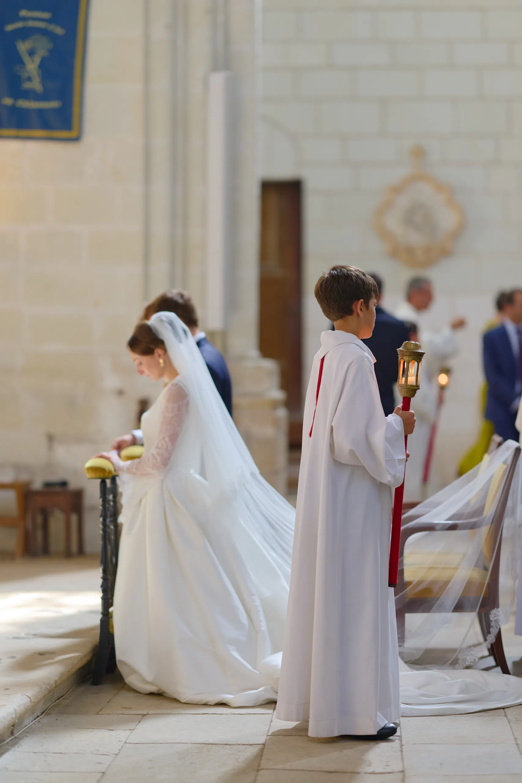 Femme en robe blanche avançant dans l’église