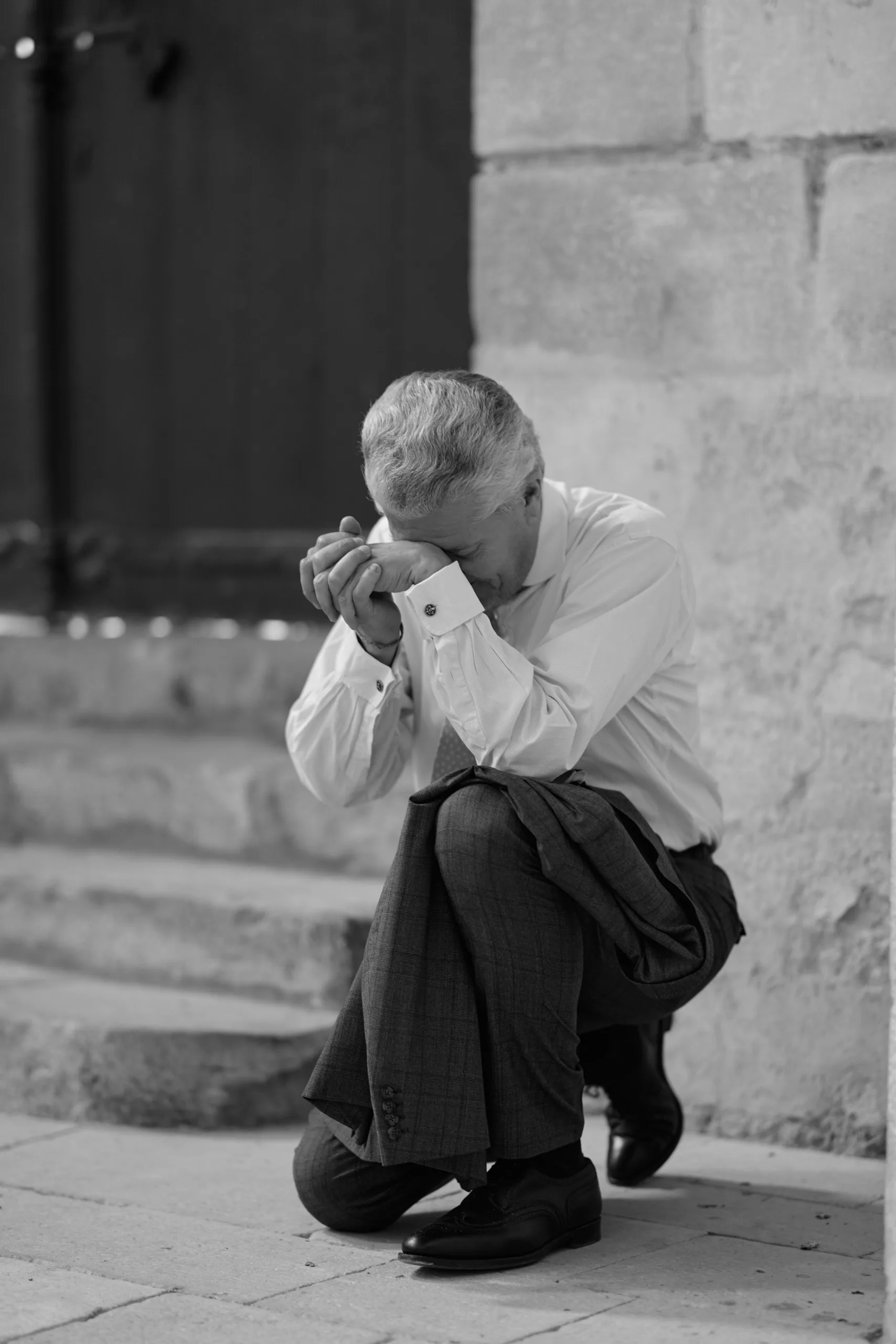 Un homme assis dans l’église, en noir et blanc