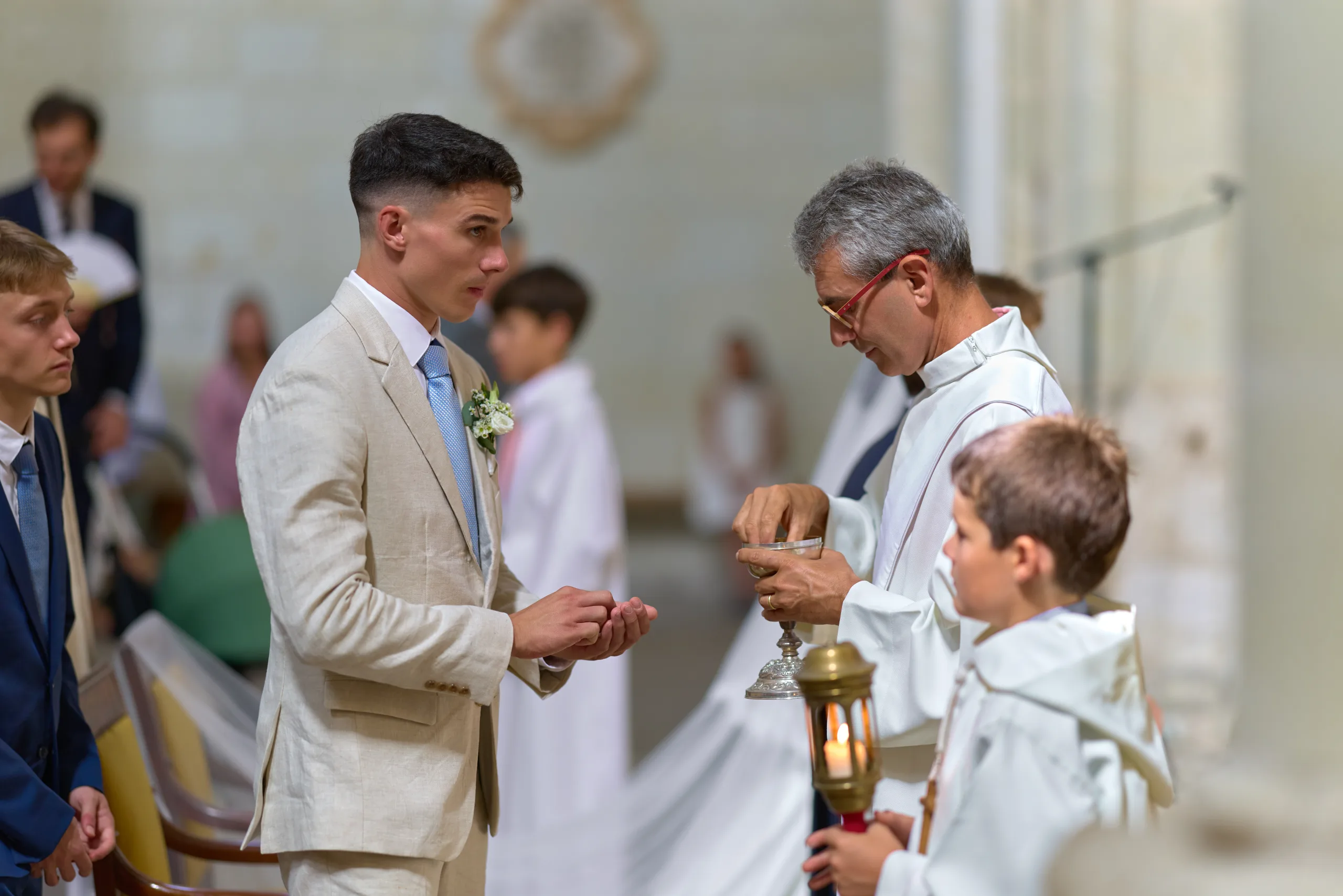 Prêtre donnant la communion à une personne