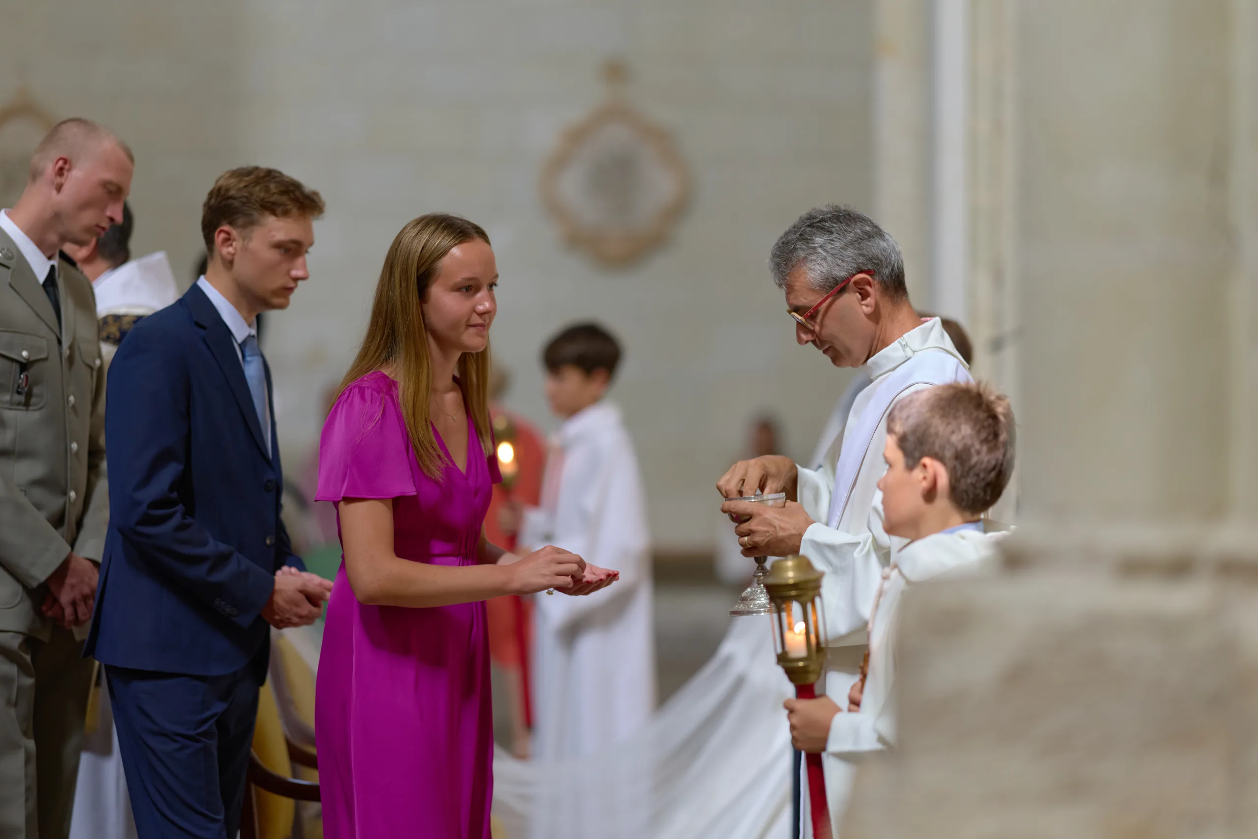 Prêtre donnant la communion à des invités