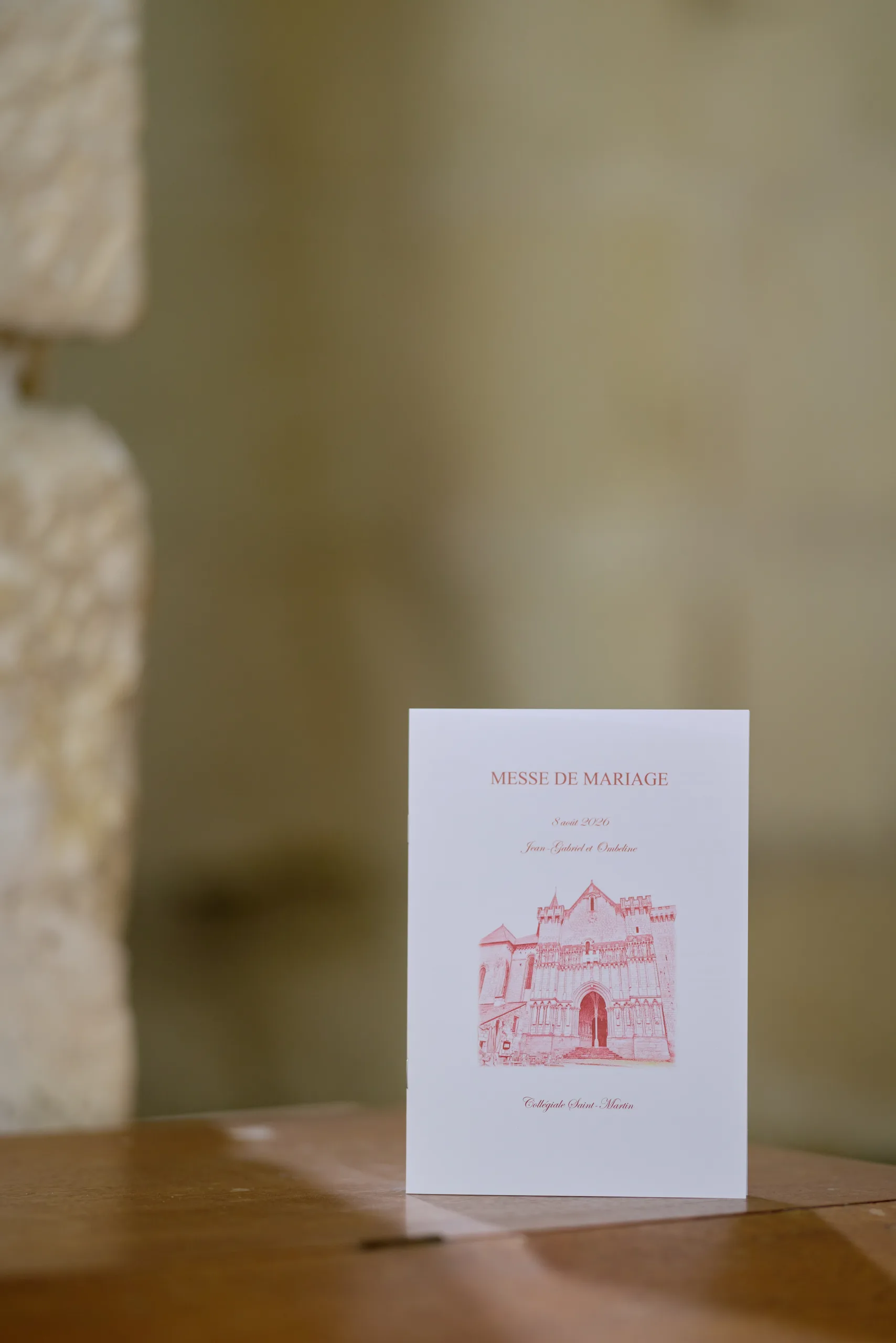 Carte de cérémonie posée contre un mur en pierre