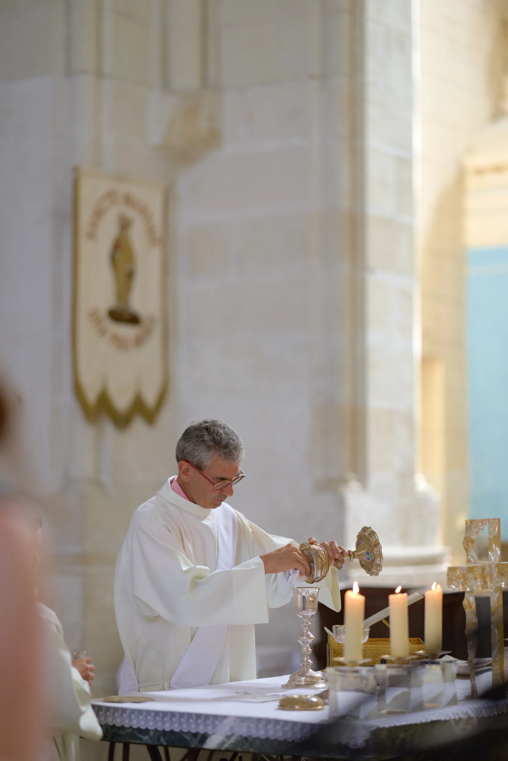 Prêtre célébrant la messe à l’autel