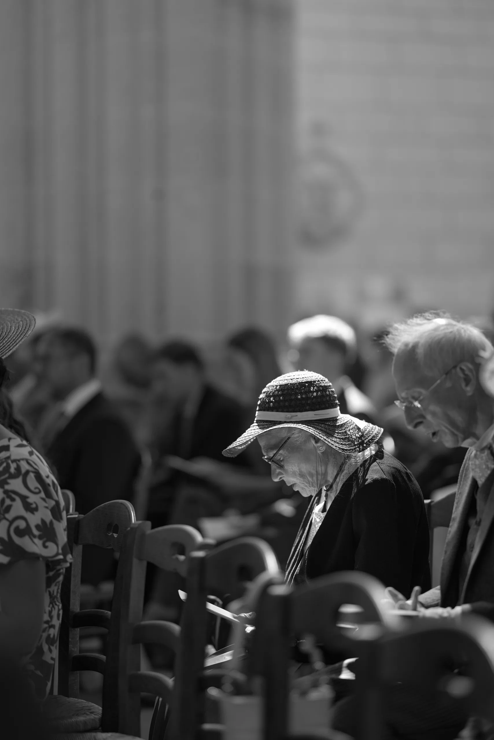 Invités assis dans l’église, en noir et blanc