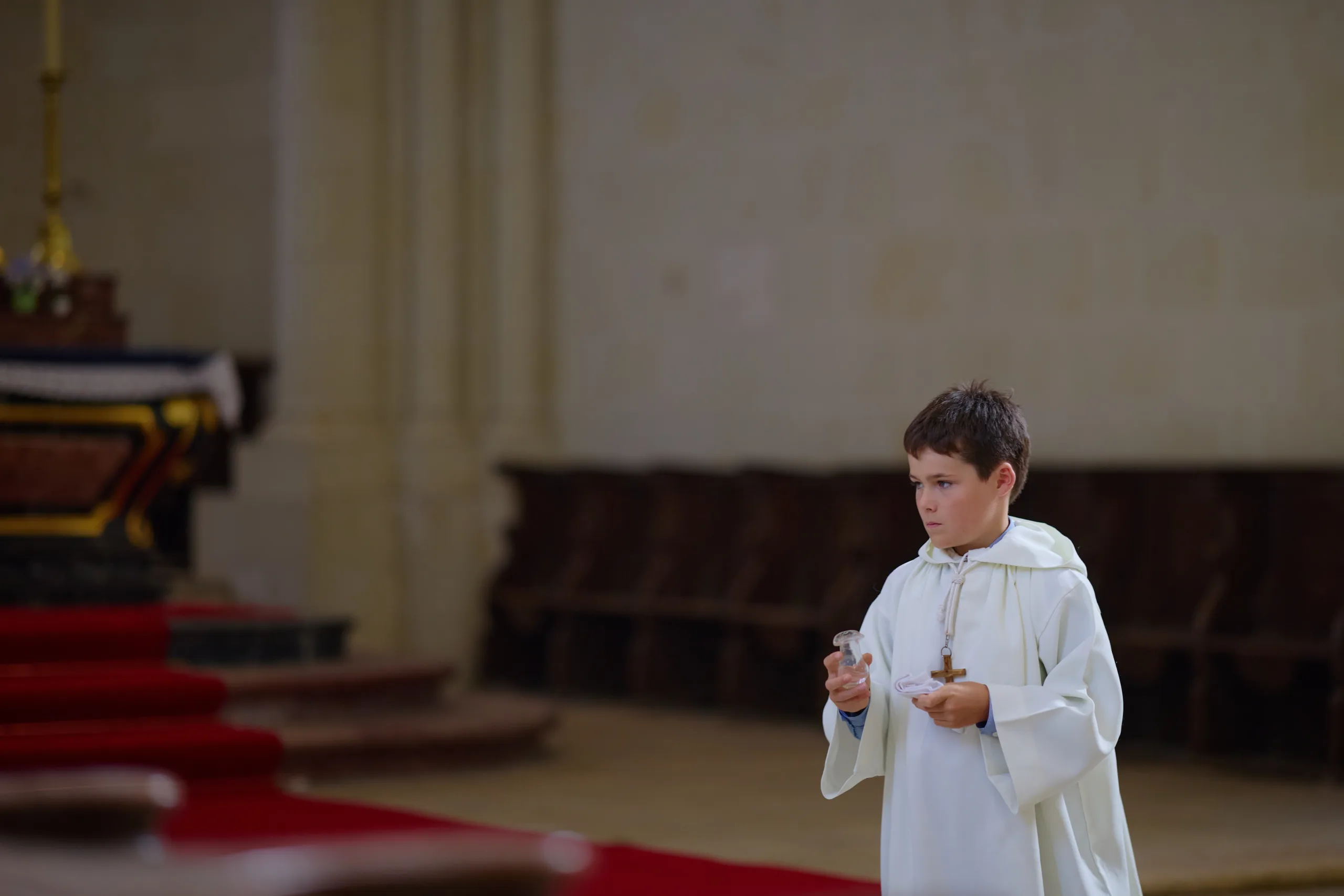 Enfant de chœur tenant un cierge