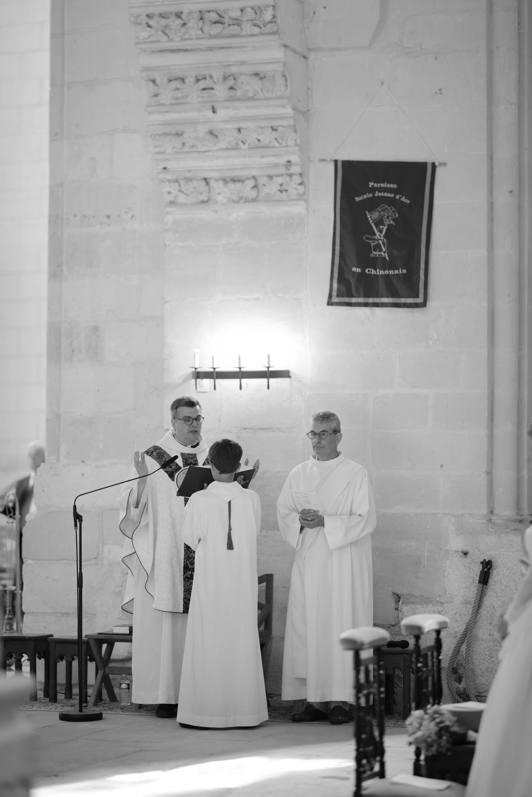 Prêtres réunis dans l’église, en noir et blanc