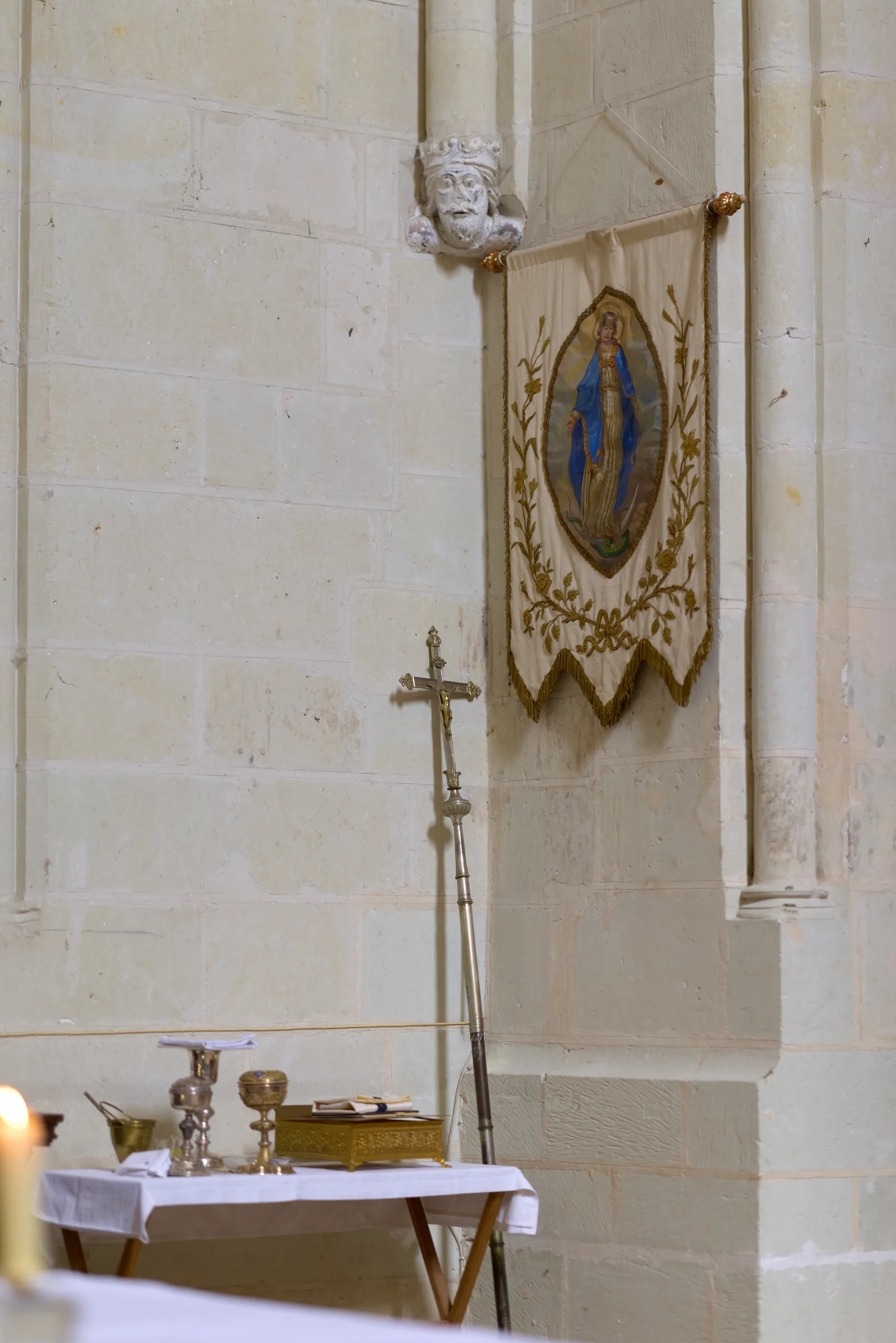 Bannière suspendue sur un pilier de l’église