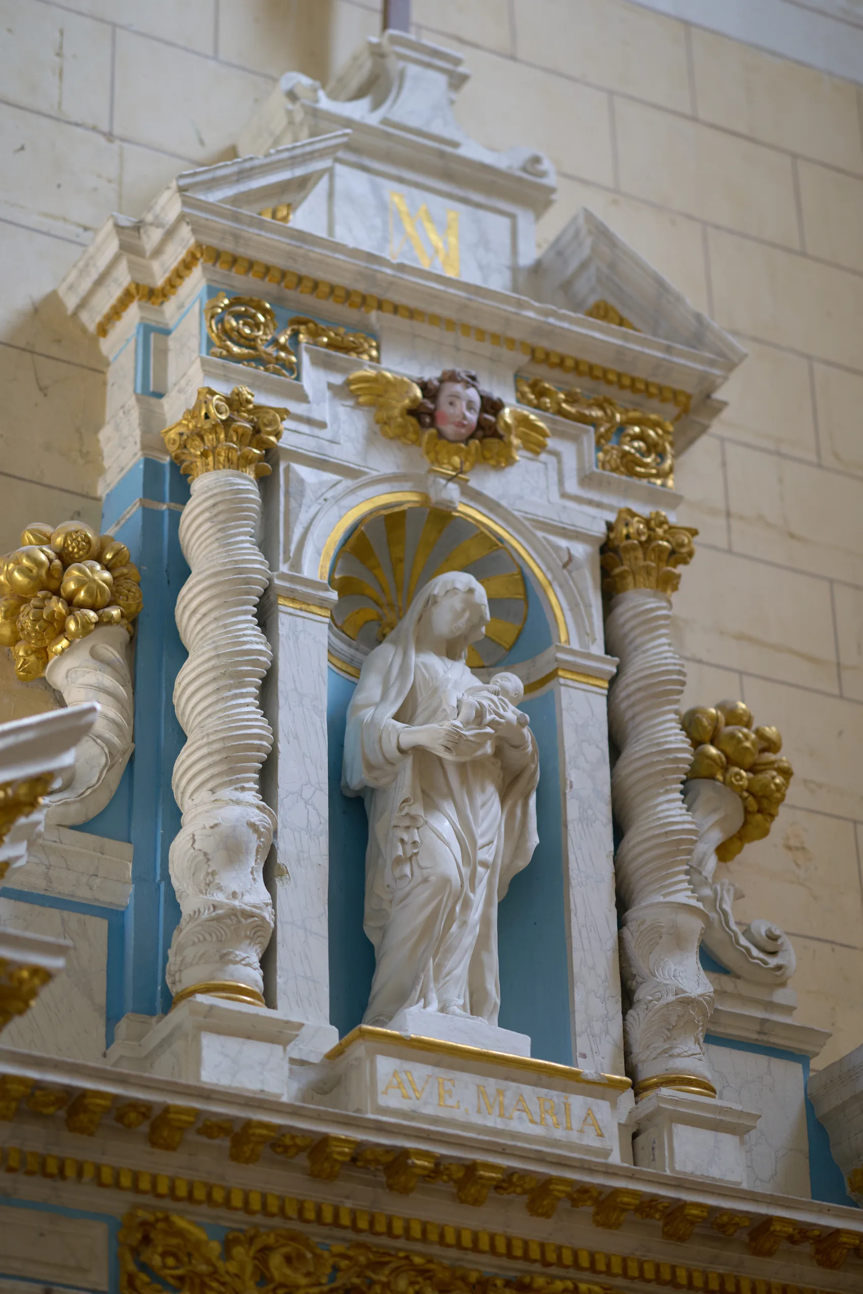Statue dans une niche décorée de l’église