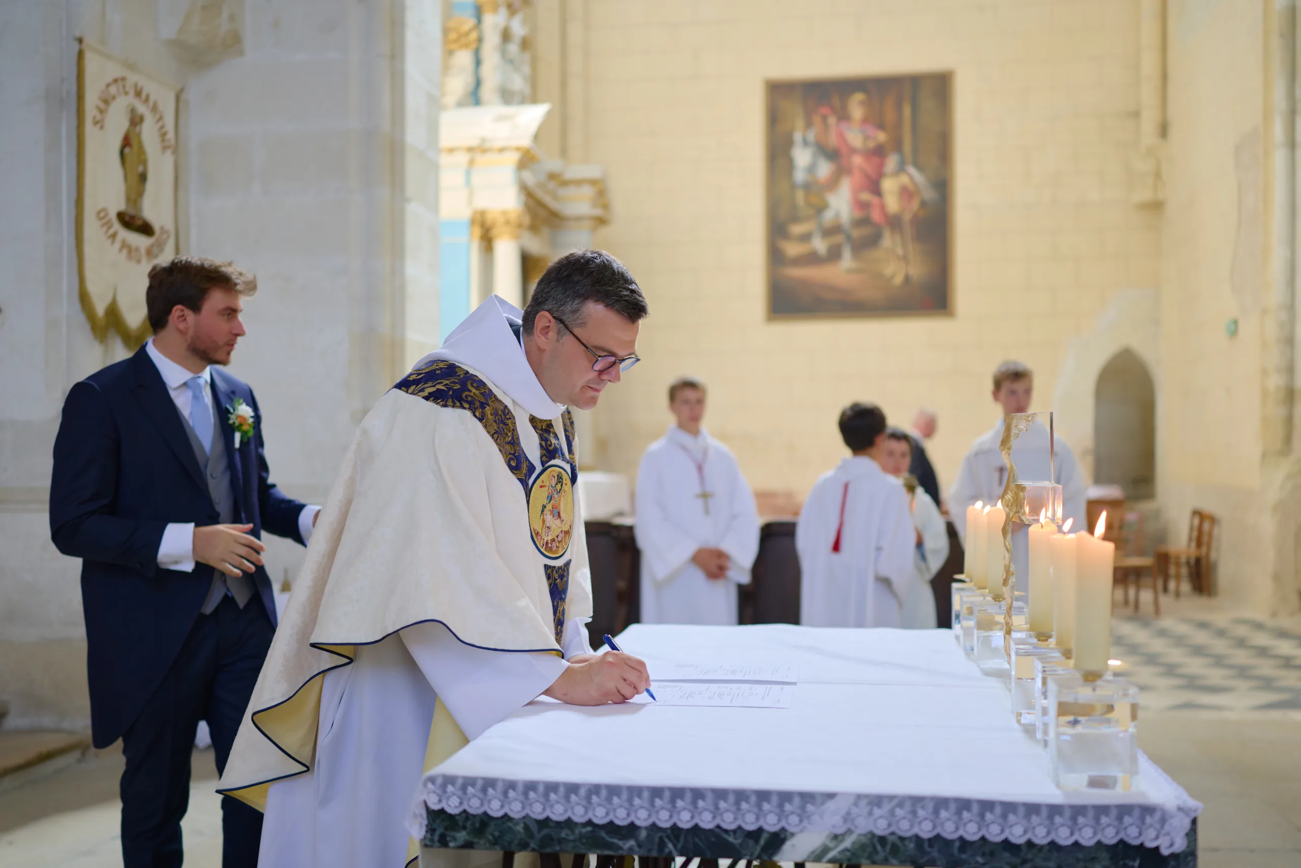 Homme signant un document sur la table d’autel
