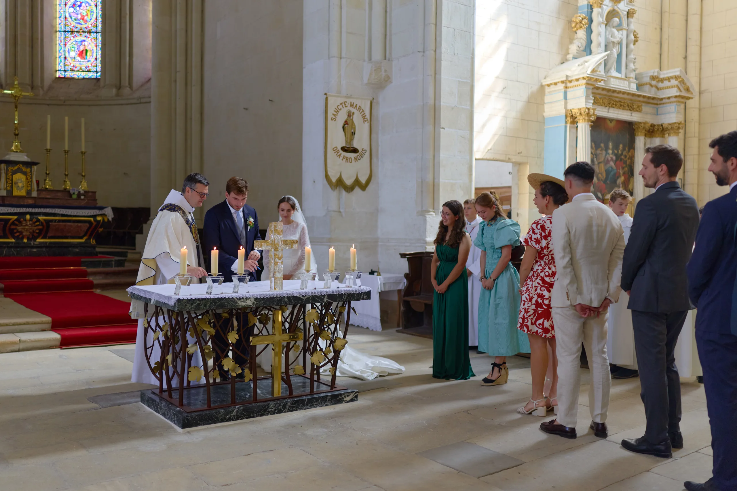 Invités réunis devant l’autel