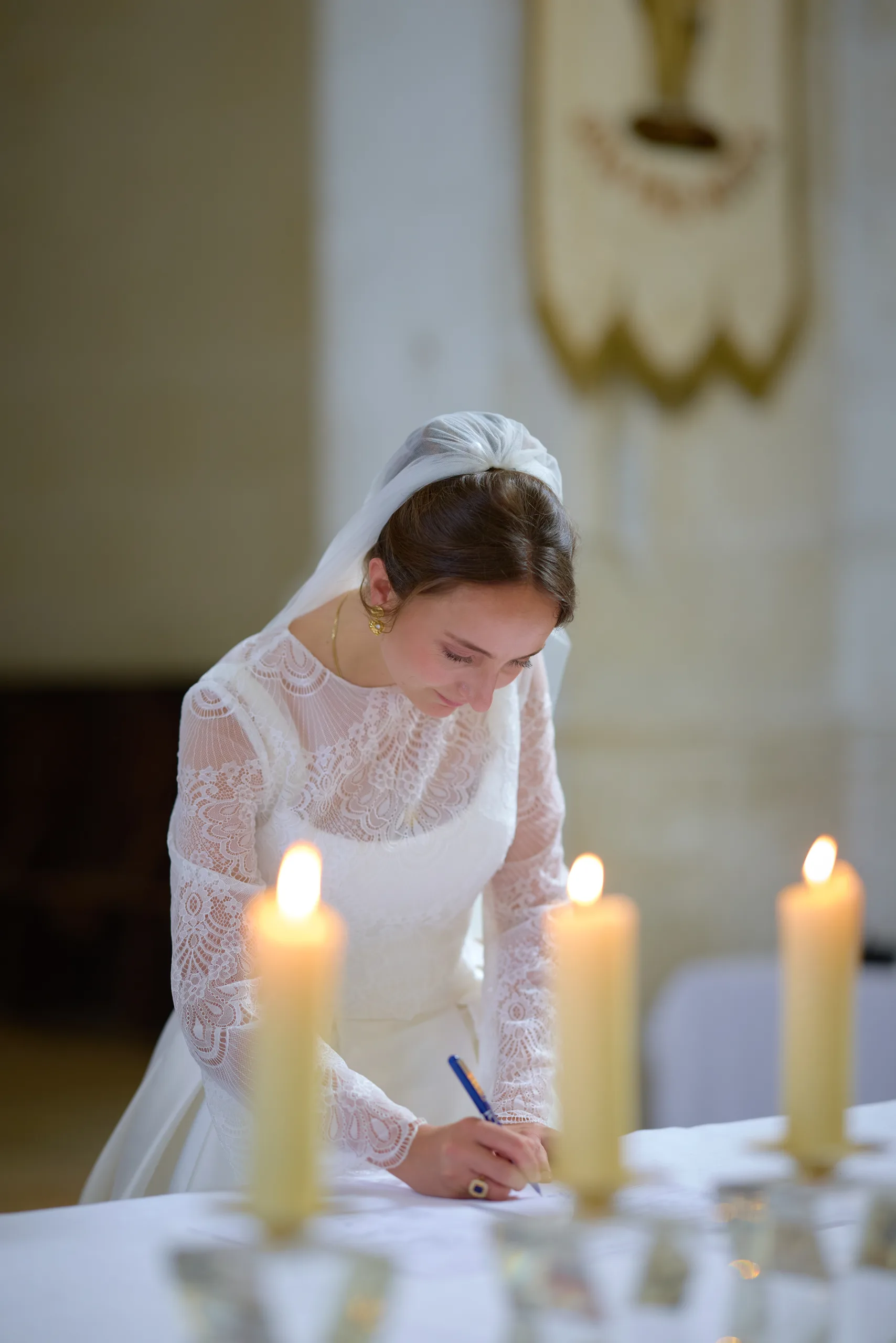 Femme en robe blanche signant un document