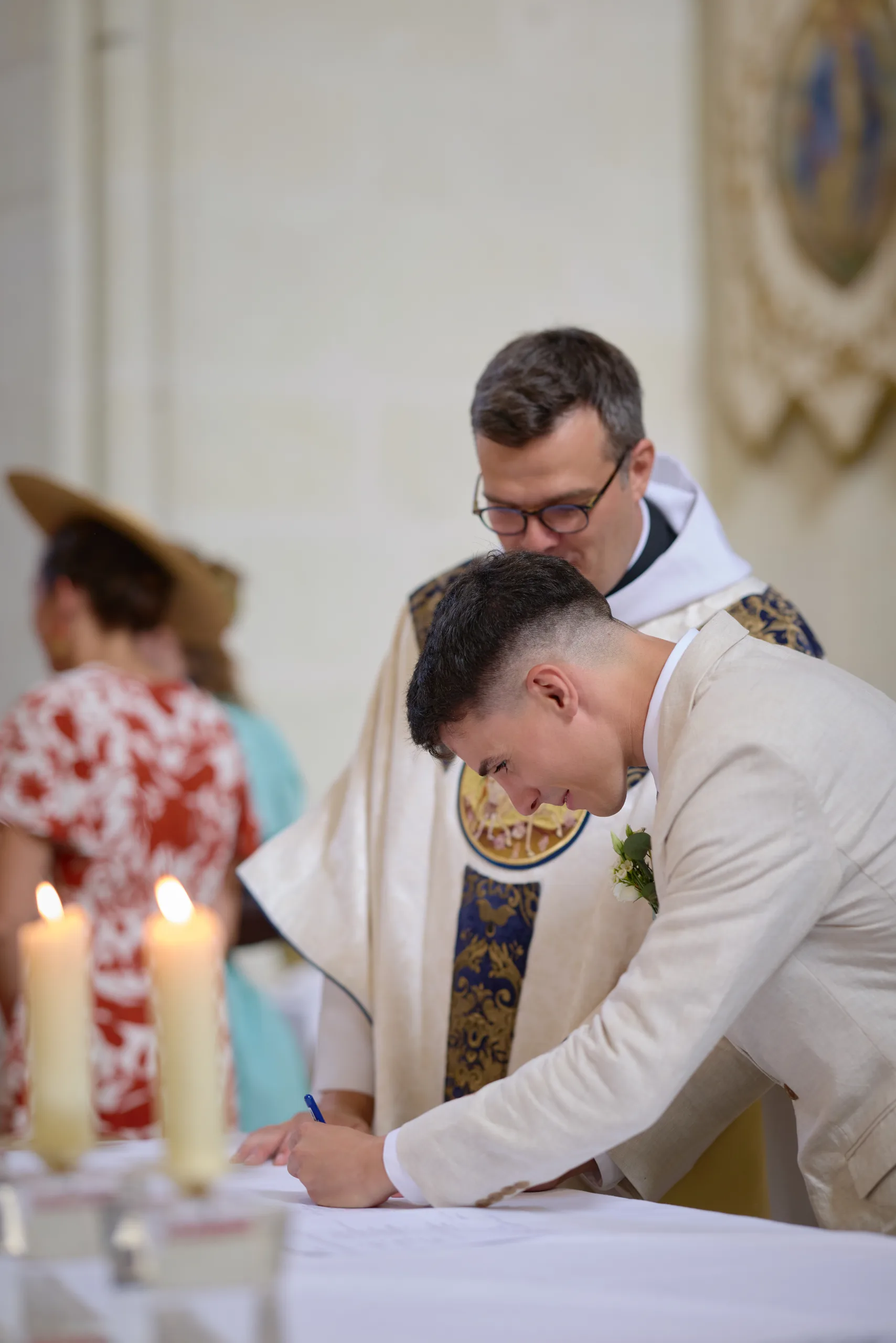 Prêtre officiant à l’autel