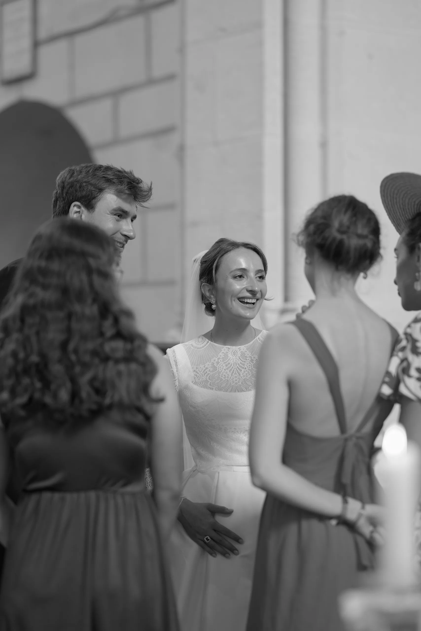 Invités échangeant dans l’église