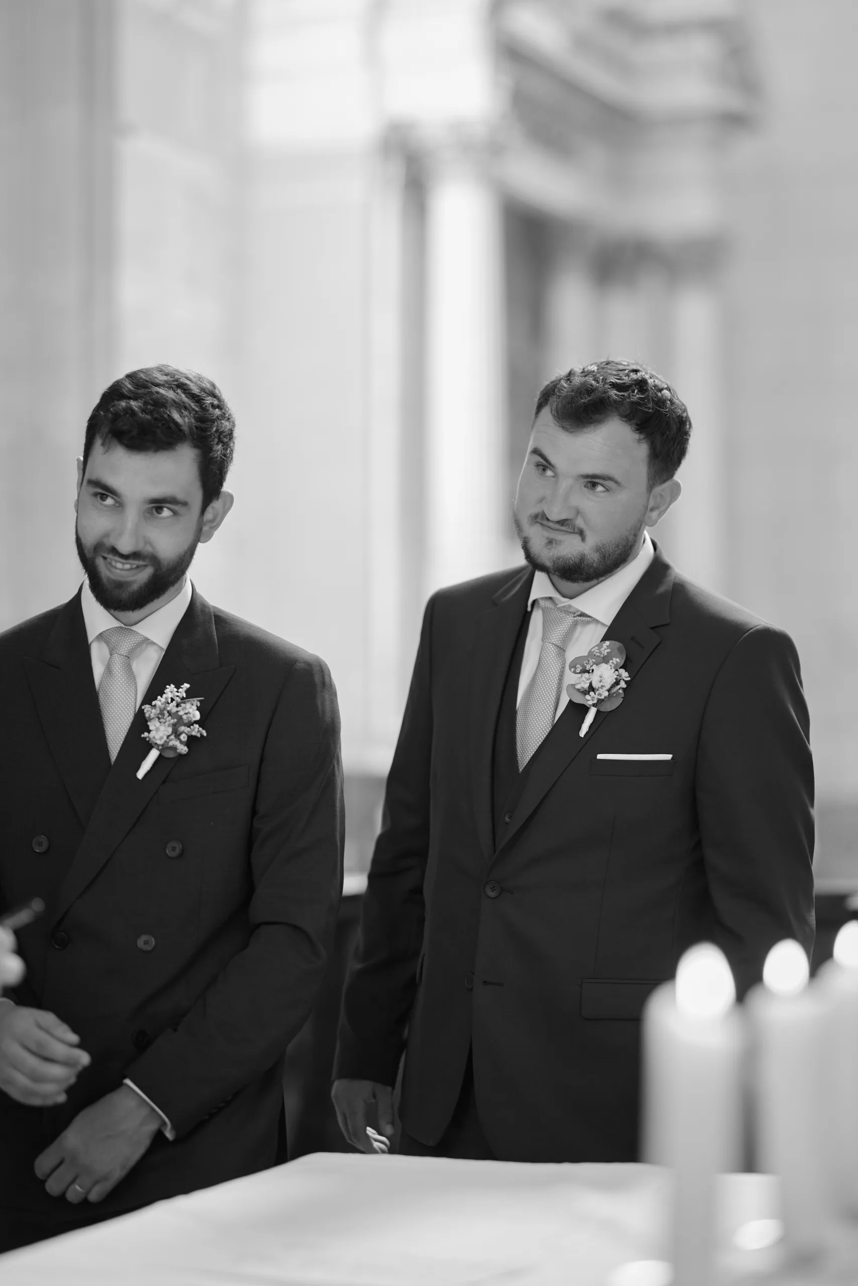Deux hommes en costume dans l’église, en noir et blanc