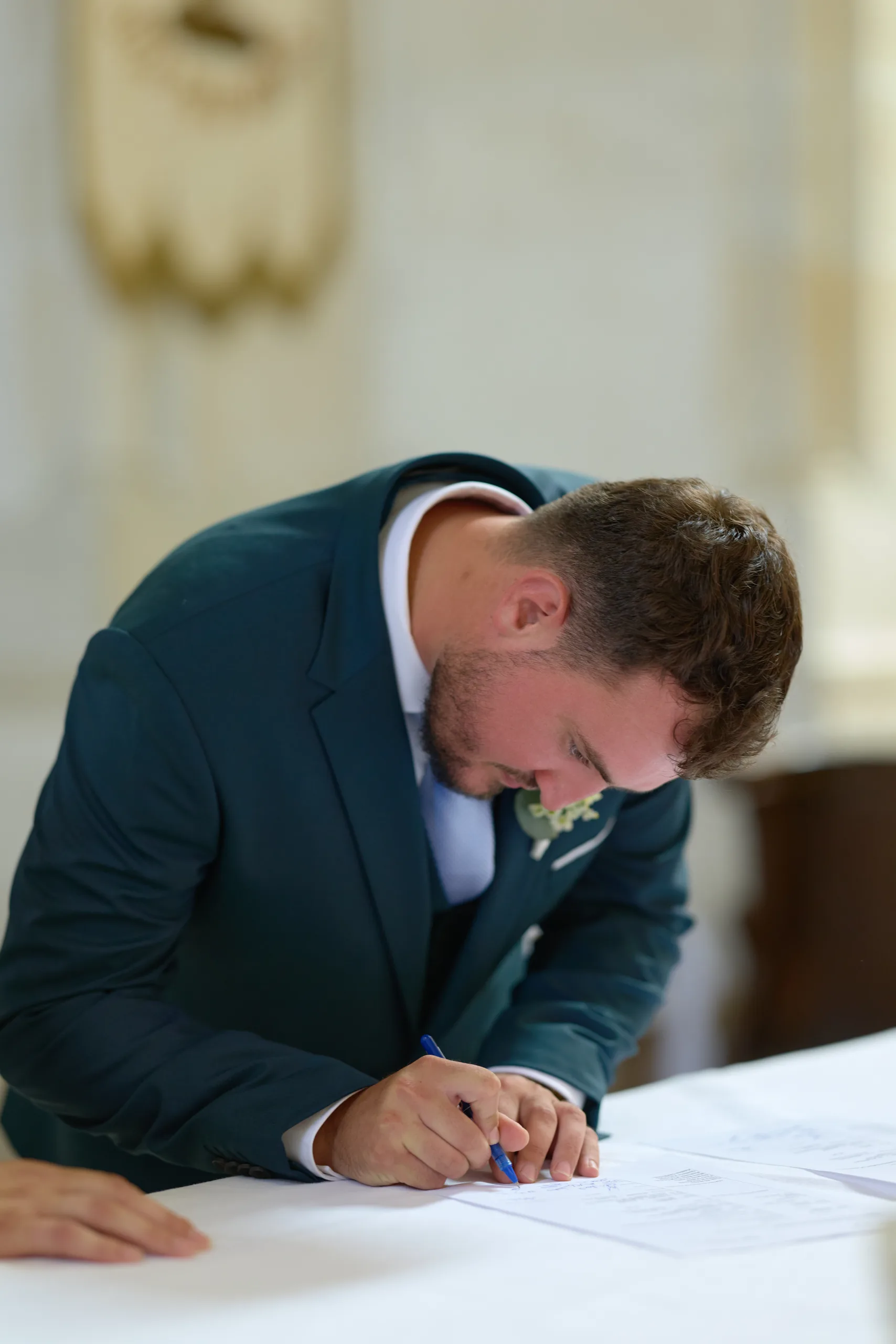 Homme en costume signant un document
